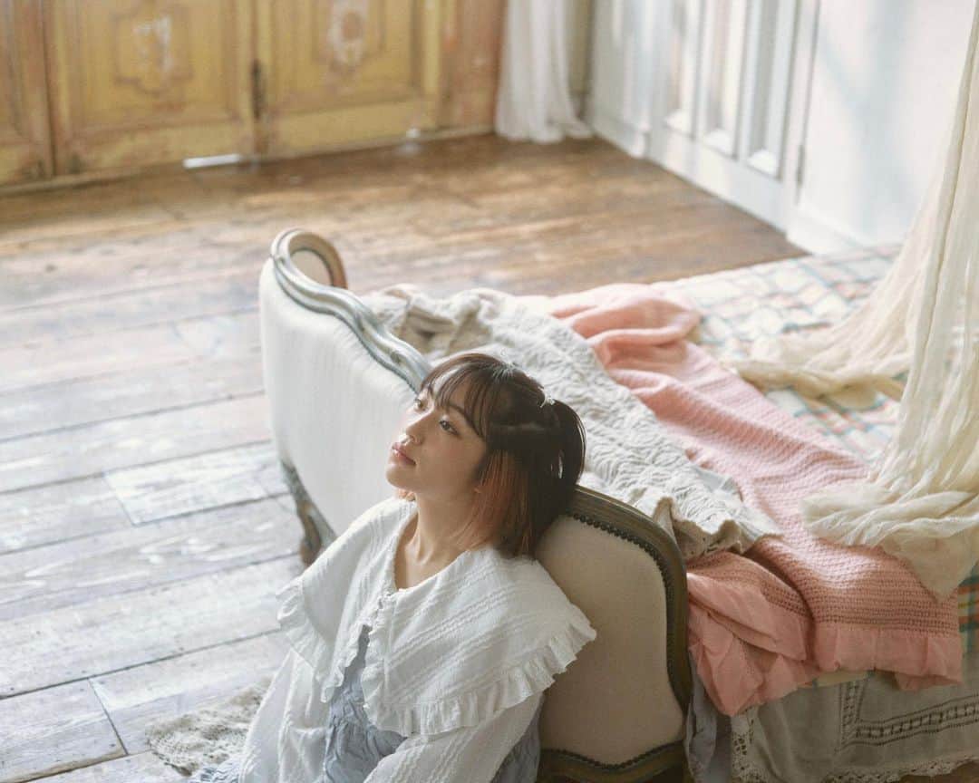 merry jennyのインスタグラム：「【 web  catalog ! 】 ㅤㅤㅤㅤㅤㅤㅤㅤㅤㅤㅤㅤㅤ merry jenny 2023 autumn Dream well feat.naenano  ㅤㅤㅤㅤㅤㅤㅤㅤㅤㅤㅤㅤㅤ 本日 7/26 (wed)  official web store RUNWAY channel にて 2023 autumn web  catalog vol.1が公開されました！ ㅤㅤㅤㅤㅤㅤㅤㅤㅤㅤㅤㅤ  topのURLから⇨  @merryjenny_instagram ぜひcheckしてくださいね♡ ㅤㅤㅤㅤㅤㅤㅤㅤㅤㅤㅤㅤㅤ 　 model : @naenano0114  photographer : @rikki_ueno  hair&make : @misu__hm  direction : @merryjenny_instagram  ㅤㅤㅤㅤㅤㅤㅤㅤㅤㅤㅤㅤㅤ ㅤㅤㅤㅤㅤㅤㅤㅤㅤㅤㅤㅤㅤ #merryjenny #メリージェニー  #2023aw #autumn #dreamwell  #webcatalog  #naenano #なえなの さん」