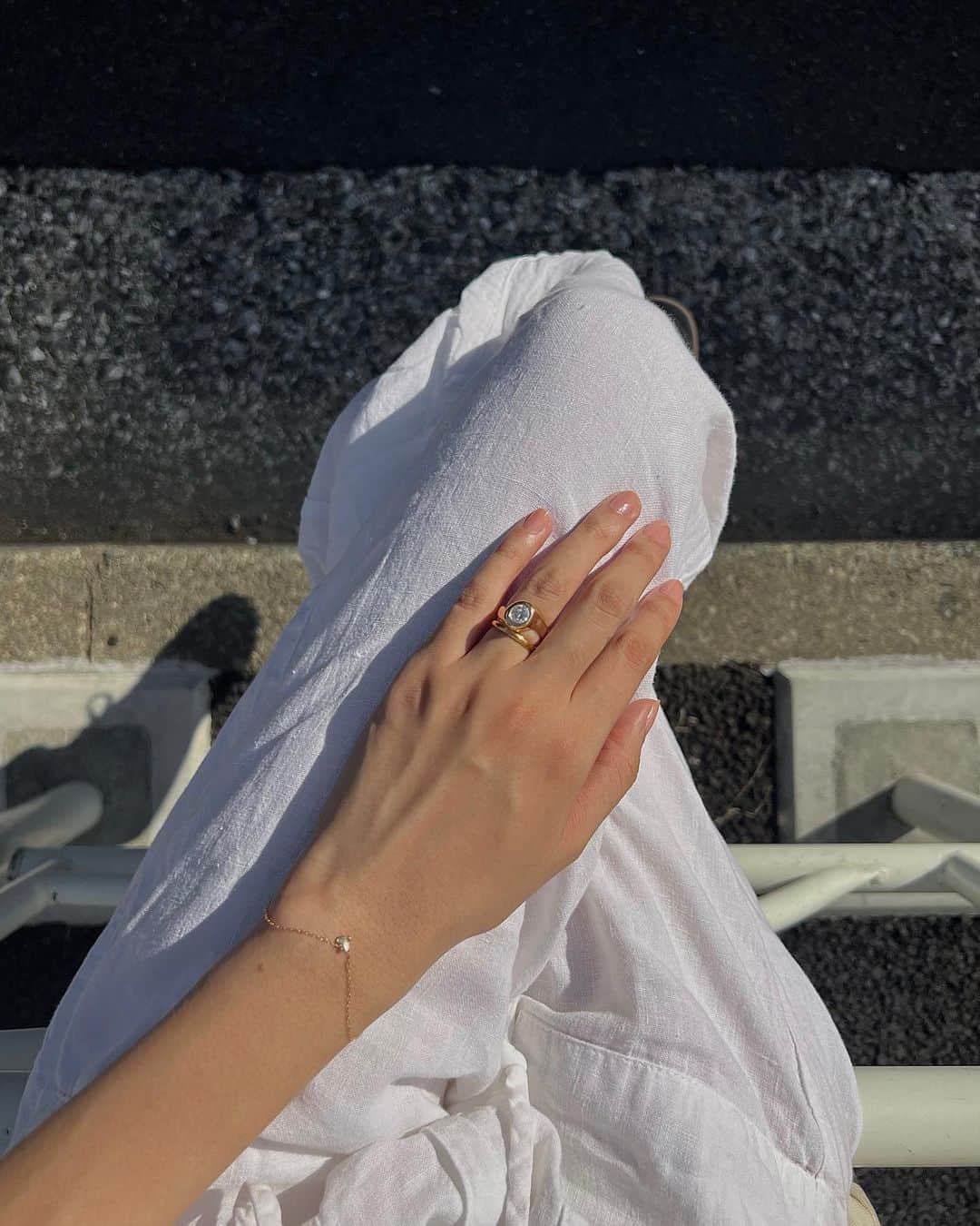 大屋夏南のインスタグラム：「Moissanite + recycled gold, recycled silver + gold plating for my engagement ring and our wedding band 💍  私たちの婚約指輪と結婚指輪。  私は婚約指輪はダイヤモンドじゃないものをリクエストしていました。  結婚とは自分達だけの出来事ではなく、私たちの家族や友達も含め丸っと一緒に幸せになることだと思っていて、そのシンボルとなるものが”自分達だけが良い”じゃないものが良いなと思っての選択でした。  やはり個人的にはダイヤモンドの発掘にまつわるいろいろな摩擦が気になっていたので石はモアサナイト、バンドはリサイクルゴールドを使った @hernan.herdez のリングに。  1つ1つオーダーメイドなのでバンドのシルエットを自分好みにできるし(夫が頑張ってくれた)、元々好きなブランドなので自分が着る洋服やつけるアクセサリーとも相性がよく、自分らしくてとても気に入ってます☺️  結婚指輪はリサイクルしたピュアシルバーで作っている @sararth_jewelry でお願いしました。  売上の一部を国内の自然環境の保全や絶滅危惧種を守るための活動に寄付していたり、パッケージも全てプラフリー、金属アレルギーの方もつけられるところも素敵だなと思ってます。  私たちは細めのシルエットにして日常生活に馴染むようにしてもらいました💫  ミニマルなデザインとつけ心地も良くて、2人ともとても気に入っています。  YouTubeでは更に詳しく、過程に関しても話してるので気になる方は良かったら😌」