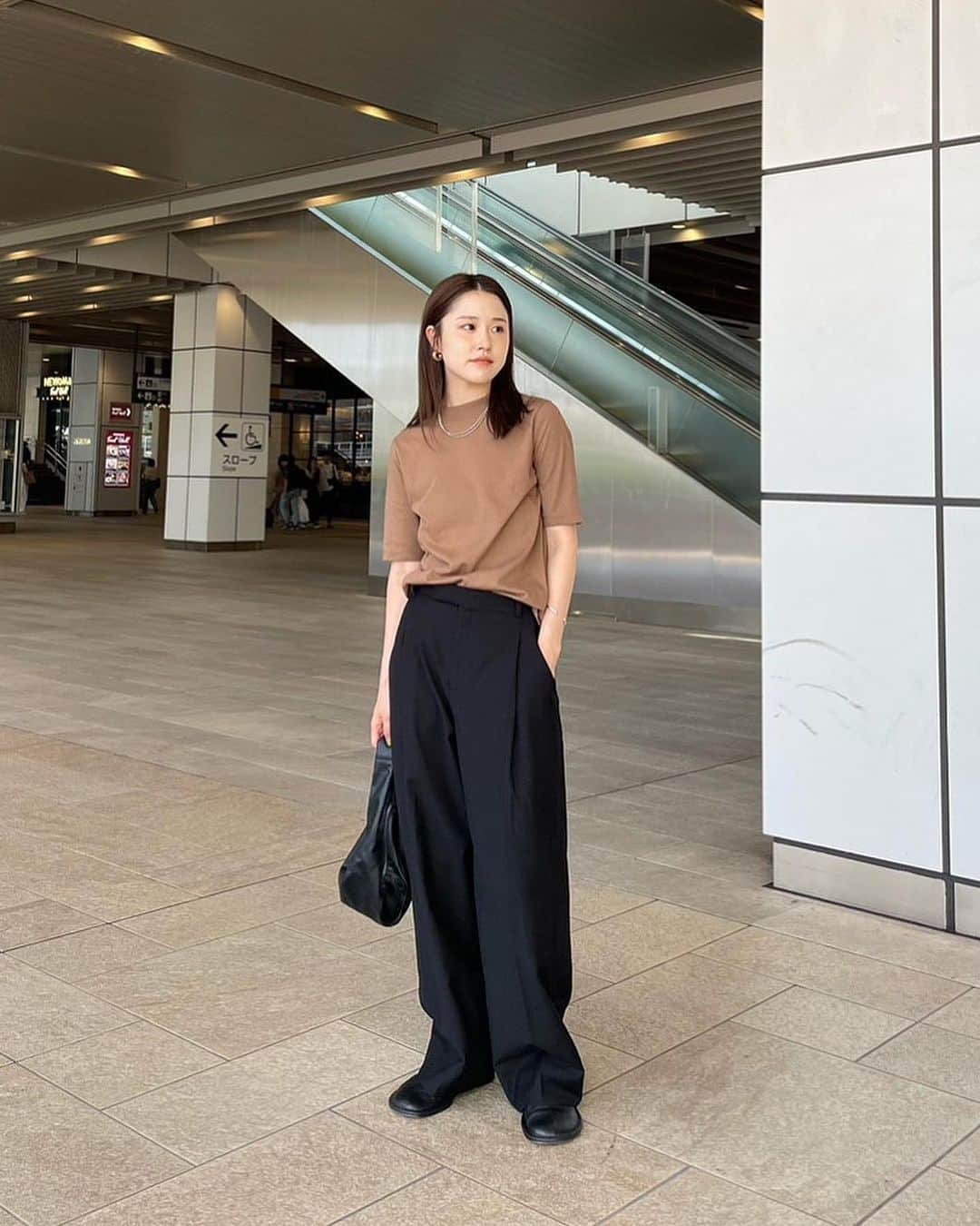のインスタグラム：「@etretokyo  【7/27 New Arrival】 ㅤㅤㅤ ㅤㅤ #ETREモックネックTee WHITE / BLACK / BROWN F size ¥7,700(tax in) ㅤ  新宿スタッフ @etretokyo_risa 160cm  ㅤ本社スタッフ @etretokyo_yuko 160cm  着用カラー：BROWN ㅤㅤㅤ  - - - - - - - - - - - - - - - - - - - - - - - - - - - -  商品詳細はTOPページURLよりチェック🔍 ›› @etretokyo_store  ㅤㅤㅤ スタッフコーディネートも毎日更新中【 #etretokyo_staff_ootd 】をフォロー🐿️  TOPページの"フォロー中"から 気になるスタッフのアカウントをフォロー🤝  ㅤㅤㅤ ㅤㅤ  - - - - - - - - - - - - - - - - - - - - - - - - - - - - ⁡  【INFORMATION】 ⁡ㅤㅤㅤ ⁡ ※ 7/27(木)発売のアイテムは 7/28(金)12:00よりお在庫のある場合、ルミネカード会員様限定で店舗通販のご利用が可能です。  ⁡ ※お電話がつながりにくい可能性がございます。 ⁡ ※また混雑時には入場制限及び 試着点数の制限を設けさせて頂きます。 予めご了承ください。 ⁡ ⁡ ご理解、ご協力を賜りますよう 心よりお願い申し上げます。   ㅤㅤㅤ 【LUMINE SHINJUKU STORE】 ETRÉ TOKYO ルミネ新宿2店 TEL：03-5989-0979  ー営業時間ー (平日、土日祝)11:00-21:00 ⁡ #etretokyo#etre#fashion#etretokyoshinjuku #etre#2023etre#etretokyo_staff_ootd#2023aw #ルミネ新宿2 #新作紹介 #秋ファッション #秋スタイル #スタッフスナップ #シンプルコーディネート #シンプルファッション #白黒コーデ #オトナカジュアルコーデ #タックパンツ #秋色コーデ」
