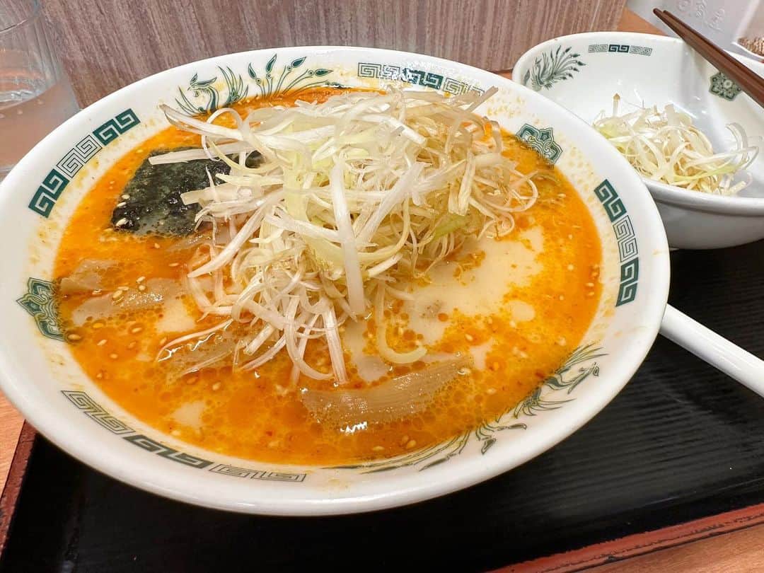 まえちゃんねるのインスタグラム：「今日のランチは、ピリ辛とんこつネギラーメン🍜暑いけど無性にラーメンが食べたくなったんだけど、この後が怖いなぁ💦  #ランチ #今日のランチ #ラーメン #ピリ辛とんこつネギラーメン #豚骨ラーメン #日高屋」