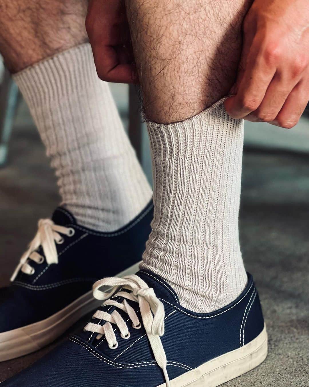 BEAMS+さんのインスタグラム写真 - (BEAMS+Instagram)「・ BEAMS PLUS RECOMMEND.  ＜BEAMS PLUS＞  LINEN COTTON RIB SOX .  Last season's very popular linen socks are now available in new colors. Popular with our staff, they are comfortable to wear even in the summer. They can be worn both on and off the job and can be coordinated with a wide range of outfits.  -------------------------------------  昨シーズン大人気だった、リネンソックスが新色を加えて登場。スタッフ人気も高く、夏場でも快適な履き心地を実現。オンとオフ兼用でコーディネートの幅も広がります。  #beams #beamsplus #beamsplusharajuku  #harajuku #mensfashion #mensstyle #stylepoln #linensox #linen」7月26日 20時00分 - beams_plus_harajuku