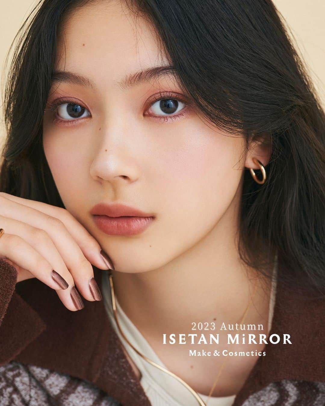 ISETAN MiRRORさんのインスタグラム写真 - (ISETAN MiRRORInstagram)「• ISETAN MiRROR 2023 Autumn TREND MAKE UP  2023年7月26日(水)〜  イセタン ミラーが各シーズンごとにご提案するトレンドメイクルック。新製品や限定品を交え、今季おすすめのメイクとコスメをご紹介！  手持ちのコスメの組み合わせを楽しむのもいいけど、秋色がリリースされる今だから新製品を試してみたい。ちょっと組み合わせを変えるだけで、空気感の違った仕上がりになる。ちょっとした変化も、秋色を使うだけで今っぽく仕上がる。”組みあわせ次第で雰囲気が変わる！”メイクの楽しさを、イセタン ミラーが２つのルックで提案します。 ⁡ 【パターンA】 ■EYE_______ フィルムで撮った写真、ざらつきのあるムービーのような「カッコかわいい」モーブカラーのアイメイク。目の両キワに仕込むアイシャドウとは違った、カッパー系のアイライナーが印象を引き締め、さりげない変化を。マスカラはブラウンを上下に。いい意味での重さを楽しむ絶妙なカラーバランス。 ⁡ 【使用アイテム】 ・アイシャドウ ＜YVES SAINT LAURENT＞クチュール　ミニ　クラッチ 400 /9,900円(税込) ※8月4日(金)発売 ・アイライナー ＜RMK＞RMK アイディファイニング ペンシル EX-02（限定品）/3,300円(税込) ※7月28日(金)発売 ・アイラッシュ ＜THREE＞THREE ワイズアイズパースペクティヴ マスカラ 03 /4,400円(税込) ※8月9日(水)発売 ・アイブロウ ＜shu uemura＞ブロー スウォードナギナタ ヌードピンク（限定品）/4,840円(税込) ⁡ ■LIP＿＿＿＿ 滑らかなテクスチャーで、デューイーなツヤ感が楽しめる。少しだけ唇にのせて、丁寧に薄くのばしてナチュラルに仕上げる。目もとの色味やトーンに合わせてチョイスすれば、まとまりながらも、こなれた印象に。 ⁡ 【使用アイテム】 ・リップ ＜RMK＞ RMK リクイド リップカラー EX-02（限定品）4,180円(税込) ※7月28日(金)発売 ⁡ ■CHEEK_______ 今のトレンドは、作りこんだ肌よりもナチュラルな肌。アイメイクにポイントをおくならば、ベース作りは自然で、素肌感を出すのが正解。重さを感じさせない、透けるような質感を意識したエフォートレスな肌が、アイメイクを引き立てる。チークは肌の透明度を上げるようなカラーを、大きめのブラシで広めにやわらかくプラス。 軽やかさのある肌が秋の装いにはぴったり。 ⁡ 【使用アイテム】 ・チーク ＜ADDICTION＞アディクション ザ ブラッシュ パール 103P（限定品）/3,300円(税込) ※8月4日(金)発売 ⁡ ■NAIL POLISH_______ 秋を連想させるブロンズカラーでアクセントを。パール感が手もとを上品に彩る。 ⁡ 【使用アイテム】 ・ネイル ＜Amplitude＞コンスピキュアス　ネイルカラー EX-10（限定品）3,850円(税込) ※8月2日(水)発売 ⁡ model: MIRO make up: @hirayama_tatsumi ⁡ @isetanmirror ⁡ #isetanmirror #イセタンミラー #イセタンミラーメイクルック #秋メイク #オータムメイク #トレンドメイク #THREE #ADDICTION #RMK #YSL #shuuemura #Amplitude」7月26日 12時19分 - isetanmirror