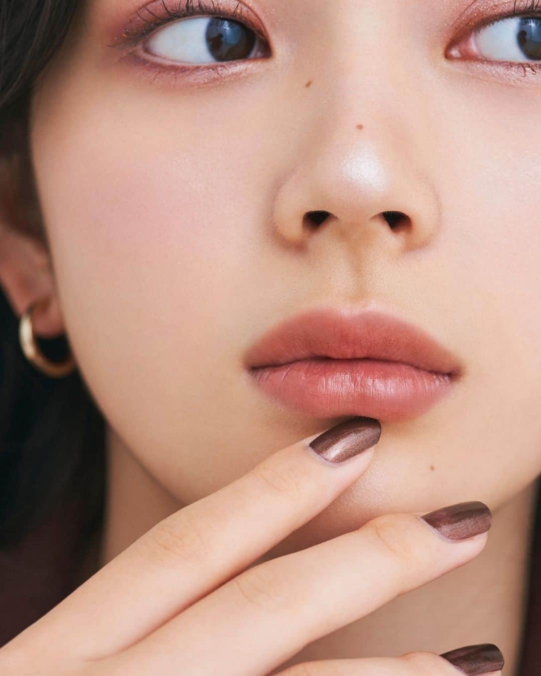 ISETAN MiRRORさんのインスタグラム写真 - (ISETAN MiRRORInstagram)「• ISETAN MiRROR 2023 Autumn TREND MAKE UP  2023年7月26日(水)〜  イセタン ミラーが各シーズンごとにご提案するトレンドメイクルック。新製品や限定品を交え、今季おすすめのメイクとコスメをご紹介！  手持ちのコスメの組み合わせを楽しむのもいいけど、秋色がリリースされる今だから新製品を試してみたい。ちょっと組み合わせを変えるだけで、空気感の違った仕上がりになる。ちょっとした変化も、秋色を使うだけで今っぽく仕上がる。”組みあわせ次第で雰囲気が変わる！”メイクの楽しさを、イセタン ミラーが２つのルックで提案します。 ⁡ 【パターンA】 ■EYE_______ フィルムで撮った写真、ざらつきのあるムービーのような「カッコかわいい」モーブカラーのアイメイク。目の両キワに仕込むアイシャドウとは違った、カッパー系のアイライナーが印象を引き締め、さりげない変化を。マスカラはブラウンを上下に。いい意味での重さを楽しむ絶妙なカラーバランス。 ⁡ 【使用アイテム】 ・アイシャドウ ＜YVES SAINT LAURENT＞クチュール　ミニ　クラッチ 400 /9,900円(税込) ※8月4日(金)発売 ・アイライナー ＜RMK＞RMK アイディファイニング ペンシル EX-02（限定品）/3,300円(税込) ※7月28日(金)発売 ・アイラッシュ ＜THREE＞THREE ワイズアイズパースペクティヴ マスカラ 03 /4,400円(税込) ※8月9日(水)発売 ・アイブロウ ＜shu uemura＞ブロー スウォードナギナタ ヌードピンク（限定品）/4,840円(税込) ⁡ ■LIP＿＿＿＿ 滑らかなテクスチャーで、デューイーなツヤ感が楽しめる。少しだけ唇にのせて、丁寧に薄くのばしてナチュラルに仕上げる。目もとの色味やトーンに合わせてチョイスすれば、まとまりながらも、こなれた印象に。 ⁡ 【使用アイテム】 ・リップ ＜RMK＞ RMK リクイド リップカラー EX-02（限定品）4,180円(税込) ※7月28日(金)発売 ⁡ ■CHEEK_______ 今のトレンドは、作りこんだ肌よりもナチュラルな肌。アイメイクにポイントをおくならば、ベース作りは自然で、素肌感を出すのが正解。重さを感じさせない、透けるような質感を意識したエフォートレスな肌が、アイメイクを引き立てる。チークは肌の透明度を上げるようなカラーを、大きめのブラシで広めにやわらかくプラス。 軽やかさのある肌が秋の装いにはぴったり。 ⁡ 【使用アイテム】 ・チーク ＜ADDICTION＞アディクション ザ ブラッシュ パール 103P（限定品）/3,300円(税込) ※8月4日(金)発売 ⁡ ■NAIL POLISH_______ 秋を連想させるブロンズカラーでアクセントを。パール感が手もとを上品に彩る。 ⁡ 【使用アイテム】 ・ネイル ＜Amplitude＞コンスピキュアス　ネイルカラー EX-10（限定品）3,850円(税込) ※8月2日(水)発売 ⁡ model: MIRO make up: @hirayama_tatsumi ⁡ @isetanmirror ⁡ #isetanmirror #イセタンミラー #イセタンミラーメイクルック #秋メイク #オータムメイク #トレンドメイク #THREE #ADDICTION #RMK #YSL #shuuemura #Amplitude」7月26日 12時19分 - isetanmirror