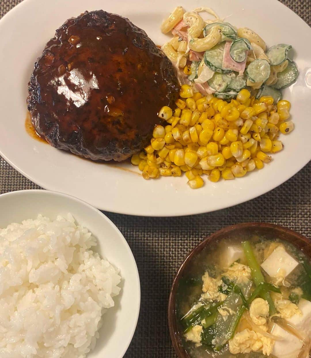 ともさかりえのインスタグラム：「⁡ 久々に息子とゆっくりごはん。  ⁡ これまた久々に作ったハンバーグ。あとはリクエストのマカロニサラダと韮と卵のお味噌汁。そうそう、彼と2人のごはんはいつもこんな感じだった。食後はあーだこーだと突っ込みながらNetflixの「セレブリティ」を。平和な時間。」