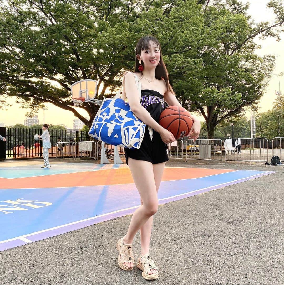 のインスタグラム：「.  今回のマイリトルボックスは 7月と8月分のサマーボックス @my_little_box_japan   テーマは「La Grande Bleue」  地中海をイメージしたキレイなブルーの プリントのトートバッグとポーチ🩵  ギリシャのようでとても好きなデザインです🥰  キュレル フェイスマスク、UVエッセンス メイベリン アイブロウペンシル LUMIURGLAS アイライナー ザ・パーフェクトアンカー ソープ オペラ ティントリップ ポーラ サンプル マイリトルビューティー ボディジェル スクラブグローブ  盛りだくさんのスキンケア商品✨  薄着で過ごすことも多い夏の 紫外線対策を万全にしたいと思います❣️  #pr #インフルエンサーワークス #マイリトルボックス #mylittlebox」