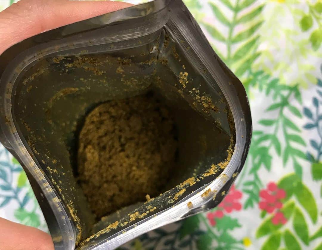 葵さんのインスタグラム写真 - (葵Instagram)「夏といえばカレー🍛❗️ カレーを食べる頻度が増えています。 こちらは親子で大好きな蜂カレーシリーズです🎶 @hachifoods_official  ・蜂カレールー 便利なチャック付き袋で、こちらで約9皿分作れるよ！ さっと溶けやすいフレークタイプで とっても美味しいです！！たくさんの野菜を煮詰めて野菜カレー作りました🎶  ・ビーフカレーレトルト 1人前の本格的なビーフカレーです。 デミグラス、生クリーム、バターのコクがレトルトと思えない美味しさだよ！  ・蜂カレーカレー粉 厳選された22種類のスパイスを融合して、こちらもおいしいカレーが出来上がります！  カレーって手軽に作れて栄養も取りやすいから 夏休みはカレー作り置きしとこ！  #蜂カレー#ハチ食品#hachiカレー #pr#カレー大好き#おすすめカレー#おすすめレトルト#レトルトカレー #夏はカレー」7月26日 12時21分 - dolphin_coconut