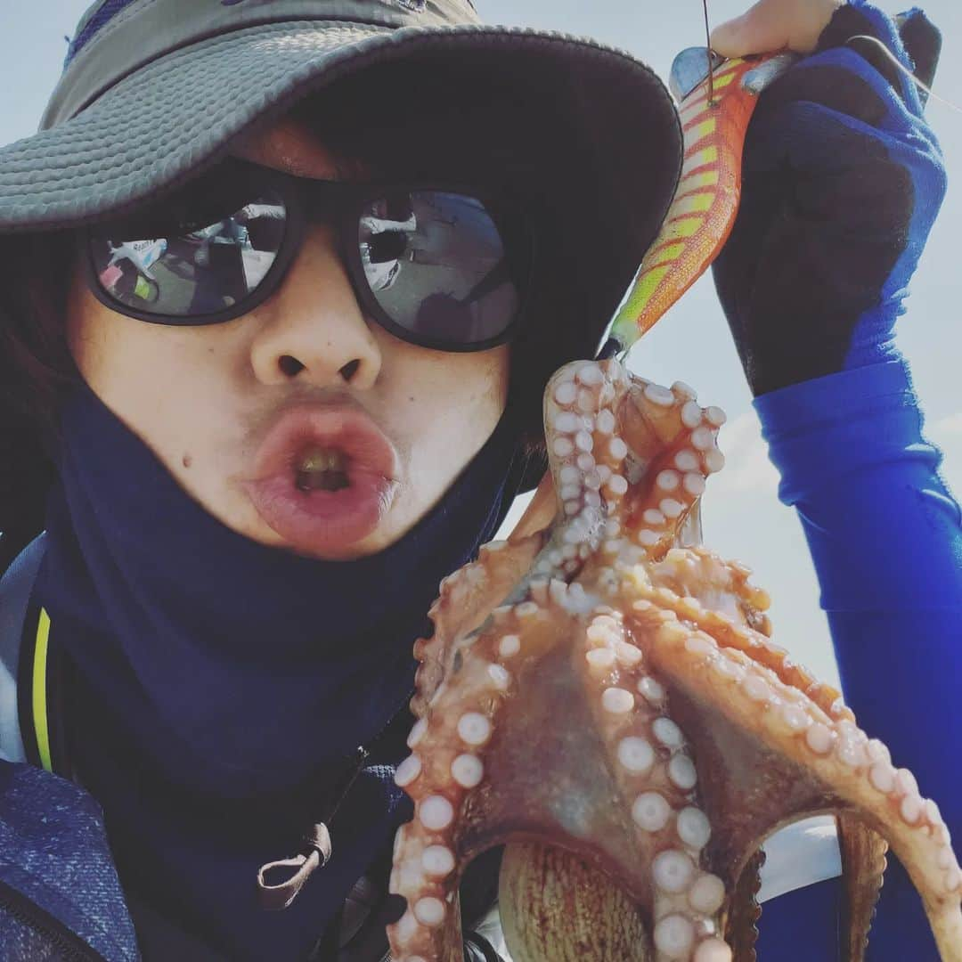 サトシのインスタグラム：「南港新波止で人生で初めてタコ釣りをやってみました🐙 ⁡⁡ ⁡タコ釣りは根がかりとの闘いと言われて敬遠してたけどやってみたら楽しかった！⁡ ⁡⁡ ⁡根がかりはもちろんしたけど…⁡ ⁡⁡ 午前8時くらいからのタコ釣りで場所も荒れ気味だったので沖から足元まで広範囲で探るイメージ。⁡ ⁡⁡ ⁡場所的にめちゃくちゃ根がかりする場所ではないけどネチネチやってたら何か障害物に当たった感覚の後急にガチン！と重くなって根がかりしたと思ったサトシ。⁡ ⁡⁡ ⁡落胆しながら何度か引っ張ってみるとヌッとハズレて竿先に重みがあるまま上がってきた！⁡ ⁡⁡ ⁡🐙ついてるかも！⁡ ⁡⁡ ⁡⁡巻き上げる時はゴリ巻き！って言われて焦って巻き上げると…見事タコGET！⁡ ⁡⁡ ⁡渋めの中でマグレで釣れた！⁡⁡ ⁡⁡ ⁡人生初タコエギでタコ！ ⁡⁡ ⁡その後も完全に根がかりだと思ってハズしたら身切れしたタコの足が着いてきて幻の2杯目。⁡ ⁡⁡ まだ『釣った』と言うよりは『釣れてた』感じなので感覚を掴みたくて辛抱強く海底をネチネチやってたら今度は完全に何かが乗った違和感…！⁡ ⁡少し待ってみるとじわっと重くなったのでしっかりとフッキング！⁡ ⁡⁡ そしてゴリ巻き！⁡ ⁡⁡ ⁡見事にタコが！！⁡ ⁡しかも1番小さいヤツ笑⁡ ⁡⁡⁡ ⁡トータル2匹と身切れした蛸足1本でした🐙⁡ ⁡⁡ ⁡こりゃあハマりそうやな。。⁡ ⁡⁡ ■ロッド ショアジギ用の竿⁡ ⁡SHIMANO/SALTY ADVANCE⁡ S96MH ⁡(ロッドテーパーがファースト気味でやりやすかった！)⁡ ■⁡リール⁡⁡ ⁡20年前に買ったバス釣り用アンタレス⁡ ⁡■エギ⁡ ⁡マルシン⁡ ⁡オクトパスタップ4.5号⁡(オレンジ⁡)⁡ ⁡⁡ ⁡というめちゃくちゃなタックル…⁡ ⁡⁡ ⁡タコ釣り用をちゃんと揃えようと思います…⁡ ⁡⁡ ⁡とにかく楽しかった🐙⁡ ⁡⁡ ⁡#ほんわか釣り倶楽部 #ショアジギング #青物 #釣り #南港 #釣りガール #北港 #ヤザワ渡船 #部長 #青物ハンター #夢フィッシング #メジャークラフト #マルシン #タコ ⁡ ⁡ ⁡⁡ ⁡」