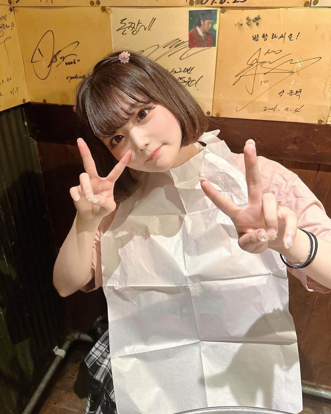 小山ひなのインスタグラム：「お気に入りのTシャツ着てたのになんも見えないじゃん！  #韓国料理 #韓国料理屋 #新大久保グルメ #新大久保 #팔로우미 #오오티디 #얼스타그램 #여행 #먹스타그램 #패션 #인스타 #일본」