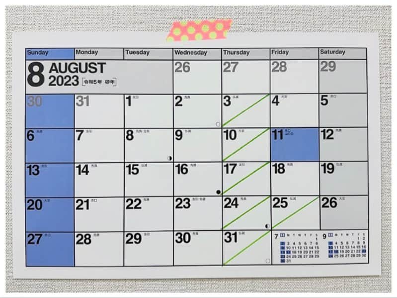 院長ヨモギダのインスタグラム：「2023.07.26.(水) 🍉 ̖́- 【8月】のお休みは、 3. 10. 17. 24. 25. 31. になります。  🗓 【8月】のご予約可能枠  残り月末となりました。 🙇🏻🙇‍♀️ キャンセル等ありましたら、ストーリーでお知らせ致します 🗓 【9月】のご予約も受付中スタートしました🌾 . ご予定のある方はお早めにご予定をおすすめします。 . . . 📍ご予約の際のお願い📍 ⚠️ご予約の変更などは 【ご予約日の2日前の16時までに   必ずお電話で】お願い致します。 . ⚠️DM、メール連絡は重複を防ぐ為お受けしておりません。 又、18時以降や営業時間外、休業日も対応できません。 何卒よろしくお願い致します。 . . . .  #渋谷スポンジ  #美容鍼 #鍼灸 #マッサージ  #痩身 #ヘッドスパ #筋膜リリース 東京都渋谷区松濤1-28-6 麻生ビル2F☏‭0367127598‬ 定休日🌱木曜日 🍉‬ご予約はHP又はお電話(18時迄) ‭www.shibuya-sponge.com‬ . .  🐕✨1ヶ月以内リピート常時500円OFF❗ 🐕✨初回の方にプチギフト進呈🎁 🐕✨Instagramフォロワー様に美容シートパックプレゼント🎁 . . . #美容鍼灸 #小顔矯正 #ツヤ肌 #シミ改善 #顔のくすみ #ダイエット鍼 #腰痛 #肩こり #むくみ解消 #フェイスライン #顔のたるみ #アンチエイジング  #リフトアップ効果 #偏頭痛  #骨盤調整 #姿勢改善 #猫背 #巻き肩 #アトピー性皮膚炎 #マスク肌荒れ #スマホ首 #目の下のクマ」