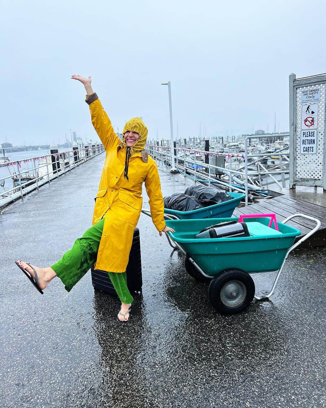 Ilana Wilesのインスタグラム：「Come to Maine, Lucy said. “We’ll stay in a house on a little island. Just drive to Portland and we’ll pick you up by boat.” Cut to us arriving in a torrential downpour. Like the hardest I’ve ever seen it rain in my life. Lucy and Eric were there to pick us up as promised. With double raincoats for us both, rubber flip flops cause Lucy knew I would show up in platform sandals, garbage bags to put over our luggage and wheel barrows to navigate the docks, one step at a time to make sure my flip flops had traction so the wind wouldn’t blow me into the water. When we finally had all our stuff in the boat, they handed Mike a beer and me a can of rosé and then took off into the choppy water. As the rain pelted us in every direction imaginable and I struggled to hang onto both my rosé and the railing for dear life, I shouted above the storm. “HOW LONG DID YOU SAY THIS BOAT RIDE IS TO THE HOUSE??” Lucy shouted back. “TWO HOURS.” Hahahaha. It was ten minutes. Whole thing felt unreal. Like I was in a Wes Anderson movie. Or the final scene of the Truman Show. Is this real life????? That was quite a dramatic intro, Maine!」