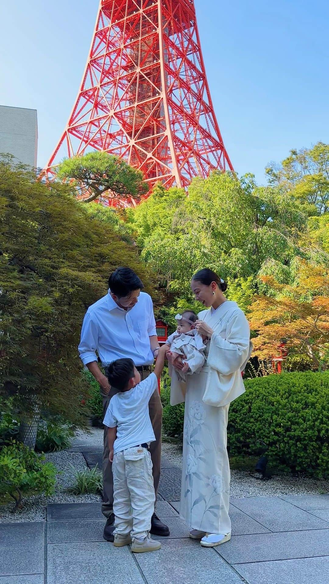 ソンイのインスタグラム：「子供の成長を心から願う幸せな1日🕊️  #お宮参り #お食い初め #家族写真 #生後3ヶ月 #兄妹写真 #生後100日 #100日祝い #百日祝い #お宮参りコーデ」