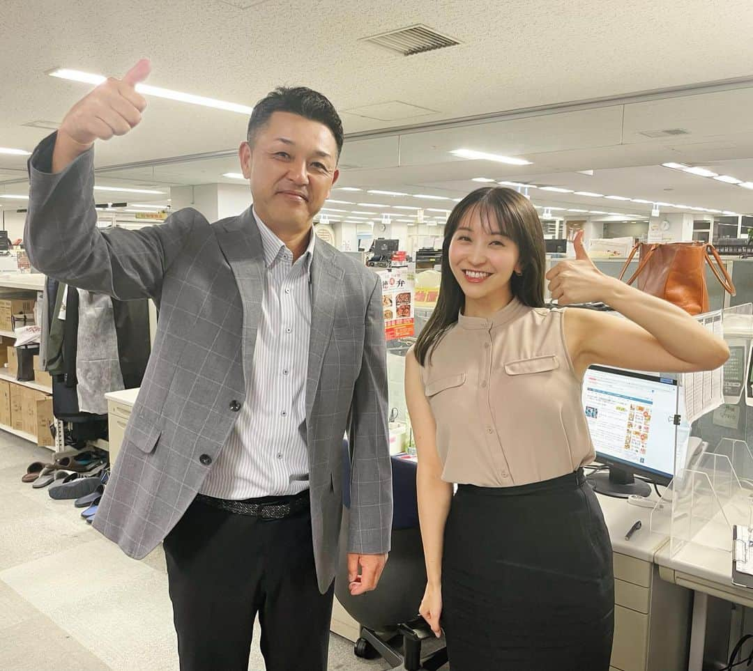 袴田彩会のインスタグラム：「プロ野球ニュース火曜日☺︎ 初の谷繁さんとMCペアでした✨ オンエア終わりに一緒に👍  火曜日は谷繁さんならではの解説つきプレーオブザデーがとっても面白いです☆  #プロ野球ニュース #谷繁元信 さん #袴田彩会」