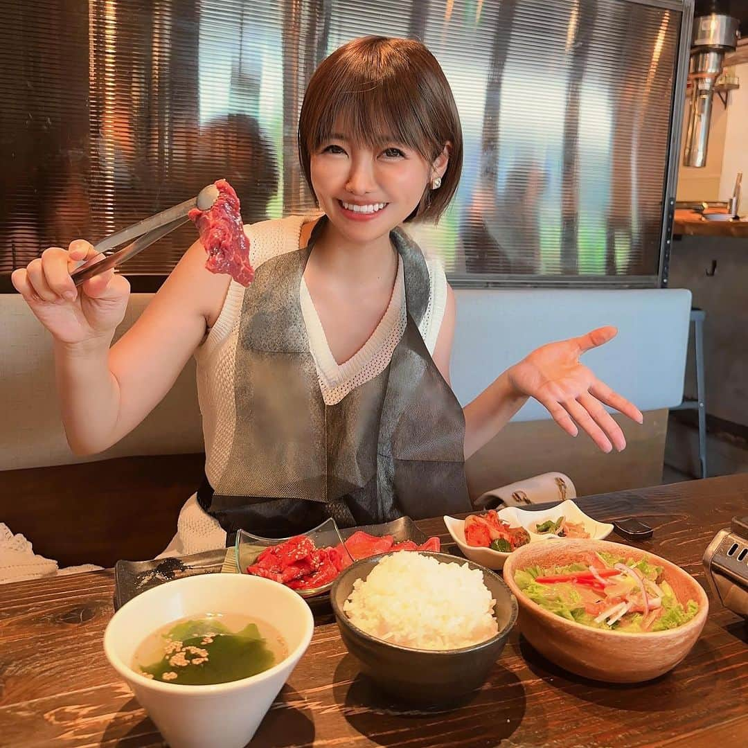 綾瀬羽乃(あーは)さんのインスタグラム写真 - (綾瀬羽乃(あーは)Instagram)「暑い夏☀️お肉食べなきゃ元気出ないっっ！！  学芸大学ランチでニクアザブ行ってきた🍖🧡 最強コスパ＆オシャレな焼肉ランチ サラダ、前菜小鉢、スープ、ライスが付いて税抜1000円〜  セットメニューで足りなかった場合は別料金で単品でお肉を一切れずつ注文できるのも嬉しい♡  ３種類のお肉が食べれる王道セットで ライスの量選べるから 🍚大盛りにしたあ🤤👍✨✨  ボリューム、お味大満足っっ✨ 他のメニューも気になるので また行こーっと🧡  おひとりさま、家族連れ、友達と、、 お客さんも様々で居心地良しでした🙆‍♀️  おすすめっ🧡  PR @nikuazabu.gakudai #ニクアザブ学芸大学店 #焼肉ランチ #目黒焼肉 #目黒ランチ #目黒グルメ#学芸大学ランチ#学芸大学グルメ#はのぐる」7月26日 12時34分 - ayasehano