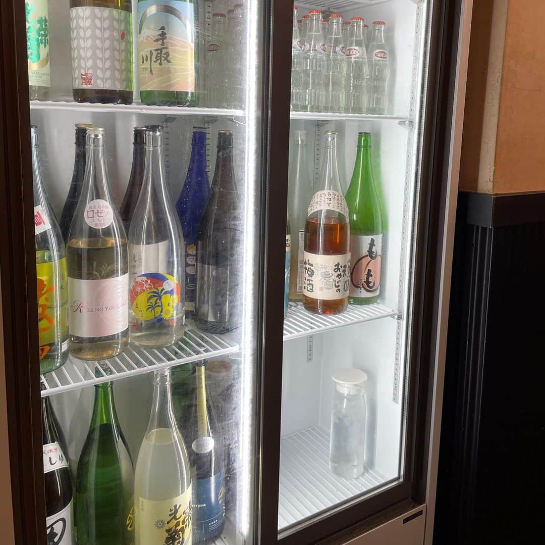 斎藤みどりさんのインスタグラム写真 - (斎藤みどりInstagram)「#日本酒飲み放題  @kumada_harajuku  マキさん( @makitraveling )からランボースタイルで飲み行こうと聞いた事ないスタイルのお誘いを頂いて笑 原宿へ。 日本酒飲み放題30分550円‼️ しかもラインナップがすごい、、本当ですか⁉️と何度も店員さんに確認しちゃった。  冷蔵庫から好きなものをセルフスタイル。 おちょこだから永遠♾️楽しめる。非常に楽しんだ🥹🫶  店名のサーモン丼どこいった？って感じだけど、、 お刺身で盛り合わせ頂けるし、単品というかおつまみも破格…すごい。 全おつまみ好き。 また行く絶対😭✊✊✊  そしてマキさんと楽しい楽しい♾️楽しい夜で（写真から察して欲しい浮かれ具合） たぶんこの日戦闘力上がっちゃったな😜 次なる戦地を求めて… 🍶 . . . #グルメ記録  #みどりちゃんのお気に入り  #サーモン丼熊だ #サーモン #黄金いくら #東京グルメ #原宿 グルメ #せんべろ #サク飲み #tokyorestaurant #japanesefood #sashimi #日本酒タグラム #foodie #sake」7月26日 12時38分 - midori31100