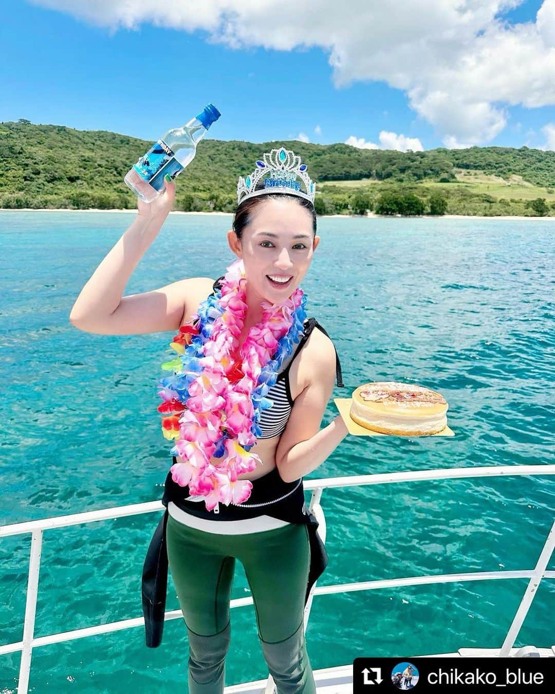 渡辺知夏子のインスタグラム：「🪸🎂お祝いしていただきました㊗️🪸 🚢 . . 本当に感謝です🙏✨ 最高の日でした🎉 . . のんびりと泳いで可愛い魚を見るのが私には最高に合っていて、ダイバーになってからもうすぐ10年っ❣️ 心から良かったと思っています☺️ . 日焼け対策は必須ですが、心身共に健康になっていくのでかなり救われています✨ . 好きな事を仕事にして幸せですが、苦労も多々あり、柔軟に変化していく中で本来の自分を忘れかけていた事にも気がついてなかったのかもしれません。 . 自然と生き物🌏に感謝✨ . 誕生日には、両親、ご先祖、今近くにいてくれている大切な人達に感謝しかありません🥰 38歳も元気に頑張ります🙋‍♀️ . . すっぴん日焼け止め姿で失礼しますが、もうコレは通常運転ですw🙊 みんな、そろそろもっと自然体で生きていこーーー✨  𓆛𓆜𓆝𓆞𓆟  オンラインサロン BLUE LAND https://lounge.dmm.com/detail/5216/ 渡辺知夏子 DMM オンラインサロン BLUELAND では、SNS未公開のもの、一足先に日々の事や動画、美容と健康のための料理や美味しいものレシピ、買ったものやオススメの美容などのライフスタイルや、会員さんとの情報交換や質問にもお答えしたりメッセージも返信しています💙 ストーリーからも入会出来るので是非チェックしてみてください✨ これからの時代の生き方や小さな幸せ、日々の癒しなど共有しましょう〜😆 ゆる〜い癒しコミュニティに是非お越しください🥰 . . . @chikako_blue  でもかわいいお魚やinsta360,goproなどの動画もアップ中！ . .  #birthday  #birthdaygirl #birthdaydivingtrip  #birthdaydive  #渡辺知夏子　#オンラインサロン #感謝　#お誕生日🎂」