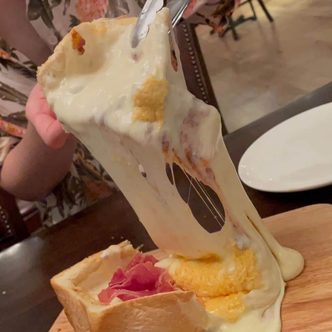 松浦麻里奈のインスタグラム：「カフェ&ダイニングEau de Vieへ😏🎉 カジュアルに楽しめるイタリアンなお店🥰👍  産地直送にこだわった食材を使ったオードヴィーディナーコース🥰⭐ 季節に合わせた新鮮な野菜や果物を メニューに取り入れてて見た目もオシャレ！！  オールドアムステルダムチーズをふんだんに使用したシカゴピザは、たっぷりのチーズが溢れるくらい見た目もかなりボリュームある！！ 外はサクッとしてて、中はふわっと食感😏🎉  2.2mmの極太の生パスタはぜひ食べて欲しい一品💯⭐ もちっとした食感に、牛肉がゴロッと入ってるボロネーゼ！！ お腹も満足😁👍  アラカルトメニューも充実してて、 季節限定のコースもある😉💯 店内は、広々としてて仕切りなしのワンフロアに、 カウンターあり、パーティや女子会なんかにも使い勝手いいかも😁👍  #オードヴィー #日本橋グルメ #浅草橋グルメ #秋葉原グルメ #シカゴピザ #PR」