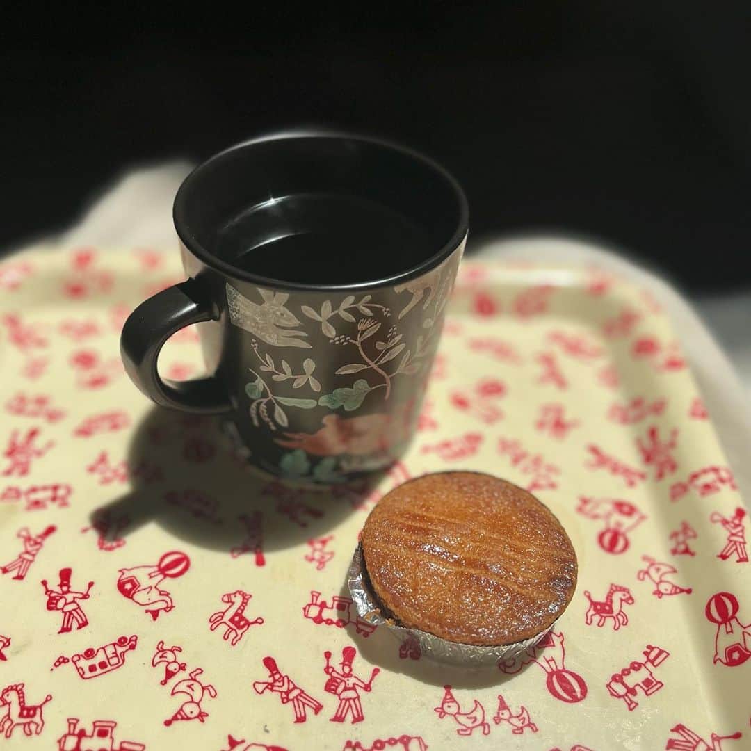 藤田朋子さんのインスタグラム写真 - (藤田朋子Instagram)「ただただ お菓子のために コーヒーを淹れる  #ホットコーヒー #天気が良い #太陽燦々 #今夜はインスタライブ #ケンタッキーをもぐもぐします」7月26日 12時47分 - chiendormant