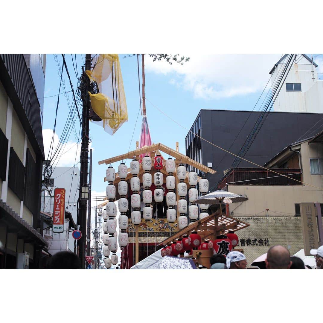 野々すみ花のインスタグラム：「京都滞在中は祇園祭一色！  昨年は前祭(さきまつり)の山鉾巡行を運良く見ることができましたが、今年は山鉾巡行の前に行われる行事「宵山(よいやま)」を拝見することが出来ました。夜に行けば提灯に灯りがついて幻想的な風景だったのでしょうが、私が訪れたのは日中のまるで沸騰したお鍋の中にいるような時間帯。それでも沢山の方が見物に来られていて、人々の生活の場所に歴史的な美術品があちらこちらに堂々と佇む様子は「はぁ、なんて格好良いんだ。。」とため息が出るほどでした。  初めてだったので驚いたのですが、たまたま訪れた「鷹山(たかやま)」では、なんと一般搭乗というのがあって、500円を収めれば上まで昇らせていただけるのです😳 大行列になっていましたが、ここはもう、昇ってみたいに決まってます！ おそるおそる階段を上がり、たどり着いた「山」の上は、下から眺めるよりも狭くて、お囃子の方々が腰掛ける縁(ふち)もとても細く(しかも安全ベルトなんてなかった！)高いし揺れるしで、私だったら酔ったり失神したりしちゃう...みなさんすごい...と思いました。下からボーッと眺めているのと中の様子は全然違って、とても興味深い体験ができました。 搭乗させていただいて色々なお話も伺えたことで、もうすっかり鷹山贔屓に(笑)ネットで色々調べて歴史を勉強しました。 (あ、もちろんすべての山鉾が素敵なのですよ！)  祇園祭には、素人の私には想像もできないような歴史や守り継いで来られた方々のご苦労があるのでしょうね。大人になった今からでも少しずつ知っていけたら嬉しいです。  祇園祭に関わる京都の人が、大人も子どももサラーっと当たり前のように着物を纏っている光景が見られるのですが、それがまた京都っぽい柔らかい涼しさがあるんです。  そんな光景が見られただけでも、私にとっては眼福、至福の時間でした！  #祇園祭 #gionmatsuri #鷹山」