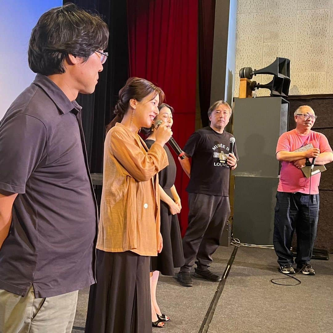 澤真希（小澤真貴子）さんのインスタグラム写真 - (澤真希（小澤真貴子）Instagram)「『THEATERS』御成座での舞台挨拶/2日目☺️  ロビーで話しかけて下さったお客さん、豪雨の取材で忙しい中来て下さった報道の方のダイレクトな反応や言葉がとても嬉しかったです。  そして、この日はメイクの美名子ちゃんがヘアメイクをしてくれました😍  『THEATERS』渋谷ユーロスペースでの上映は残すところあと3日、28日までです✨  #theaters  #山口雄也　監督 #中村公彦　監督 #鈴木太一　監督 #沖正人　監督  #御成座  #ユーロスペース   #澤真希 #japaneseactress  #actress #instajapanese  #shooting #japanesemovie #撮影現場 #映画撮影 #日本映画　#film #movie 　#ロケ地　#映画好きな人と繋がりたい  #movietheater #映画館 #japan #akita #japanphotography #theater #舞台挨拶  #makeup #hairstyle #hair」7月26日 12時49分 - sawa.maki.official