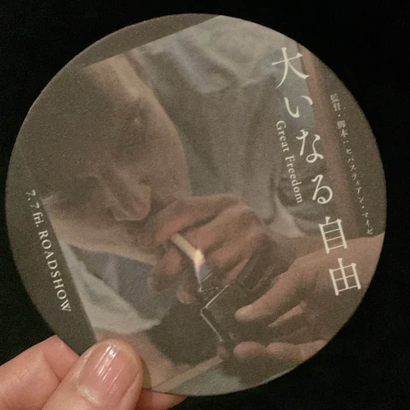 OKAのインスタグラム：「愛が自由で誠実で生々しいことを恐れていた #刑法175条   それにしても渋谷の喧騒の中とは思えない落ち着いた空間。移転を寂しく思っていたけれど、席も広くなって以前より居心地がよかった。 #大いなる自由　#ルシネマ渋谷宮下」