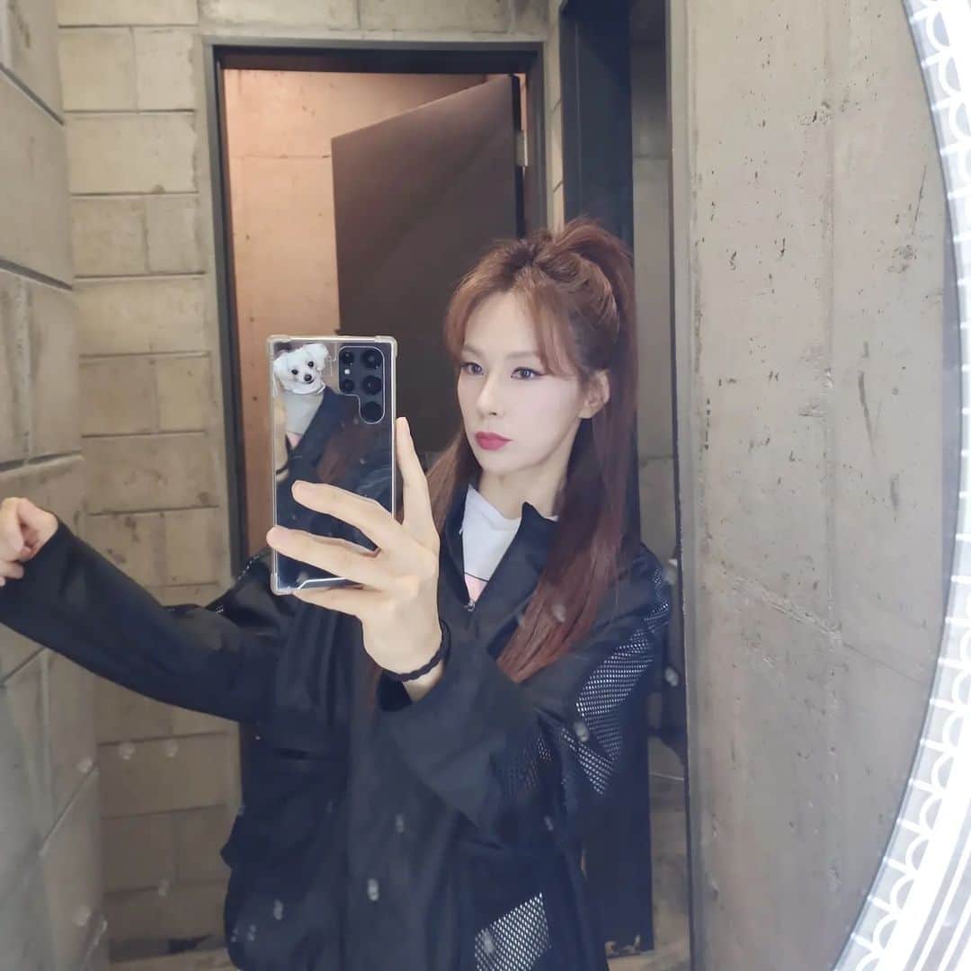 チェヨンのインスタグラム：「저기... 여기가..  오늘 메컵도  헤어도 이뿌😚 샵들어오기전엔  누구세요 였는데 ㅎㅎ 이제 옷 갈아 입으러가요」