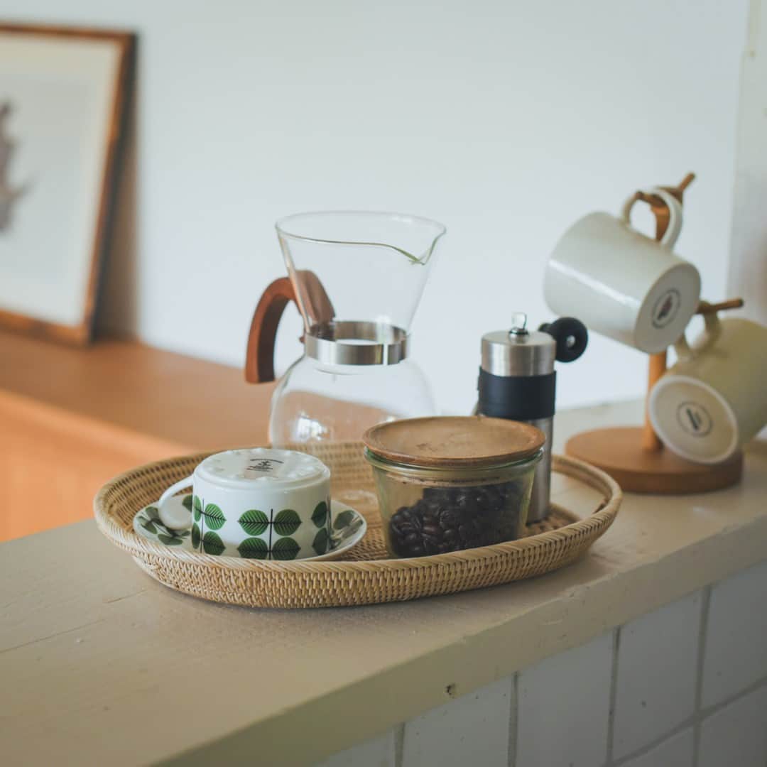 北欧、暮らしの道具店さんのインスタグラム写真 - (北欧、暮らしの道具店Instagram)「食卓やインテリアのアクセントに 編み模様が美しいラタンのオーバルトレイ . - - - - - - - - - - - -  繊細な編み模様が美しい、 ラタンの雑貨が届きました。  ご紹介するのは、 「Frangipani Rattans」のオーバルトレイ。  一つあるだけで、 食卓やインテリアのアクセントに なってくれるラタンの雑貨。  中でもフランジパニラタンのアイテムは、 色合いが濃すぎず、その繊細な「編み」からも、 モダンで洗練された印象。 幅広いテイストのお部屋に馴染みます。  ジャムやはちみつ、コーヒー道具を まとめるのに使ったり、 朝食のプレートにしてみたり。  使い道が豊富で、 暮らしのあらゆる景色に「好き」を 作ってくれそうなトレイです。  水に強いラタンは、水洗いもOK。 汚れもしっかり落とせるので、 気兼ねなくお使いいただけます。  涼やかな見た目は、 夏のちょっとした模様替えにもおすすめ。  この機会に取り入れてみてはいかがでしょうか。 . ーーー 掲載のアイテムはこちら▼ ーーー . ☑︎ Frangipani Rattans / フルーツバスケット ☑︎ Frangipani Rattans / オーバルトレイ - - - - - - - - - - - - - - - - - -   ▶︎ お買いものはプロフィールのリンクから ご覧くださいね。→@hokuoh_kurashi . #kitchen#kitchendesign#kitchenware#food#foodstagram#かご#トレー#フランジパニラタン#Frangipani Rattans #キッチン収納#キッチン#キッチン雑貨#キッチングッズ#台所 #ごはん#朝ごはん #収納#玄関収納#整理収納  #シンプル#シンプルライフ#シンプルデザイン #暮らしを楽しむ#日々の暮らし#北欧#暮らし#北欧暮らしの道具店」7月26日 13時00分 - hokuoh_kurashi
