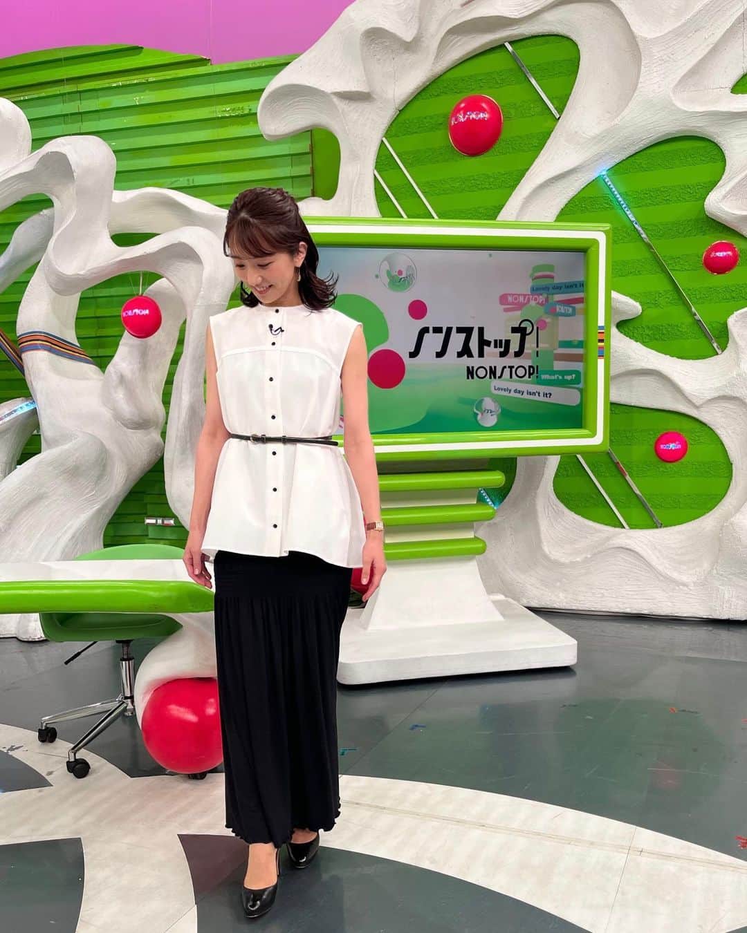 松村未央のインスタグラム：「夏のモノトーン🤍🖤 ベルトでウエストマークしたのがポイントです💚  #モノトーンコーデ #夏コーデ #ノンストップ！ #衣装」