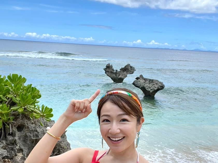 長野美郷さんのインスタグラム写真 - (長野美郷Instagram)「梅雨が明けて いよいよ夏！ ということで、夏っぽい写真🏝  沖縄で、最近 #古宇利島 が気に入ってます あまり人が多くなくて、海の眺めもよくて🥹  2枚目　そんな古宇利島の#ハートロック 🫶神秘的✨  あと テッパンだけど毎回会いに行ってしまう#ジンベエザメ と、 とても可愛かった葉っぱを食べる#マナティ 🥹 #ずーっと食べてる  夏って浮かれ気分なものかと思ってたけど なんだろう、 今年は身の危険を感じる…🥵  #沖縄 #美ら海水族館  #旅好き #みさ旅  #okinawa #churaumiaquarium」7月26日 13時01分 - misato_nagano_1127