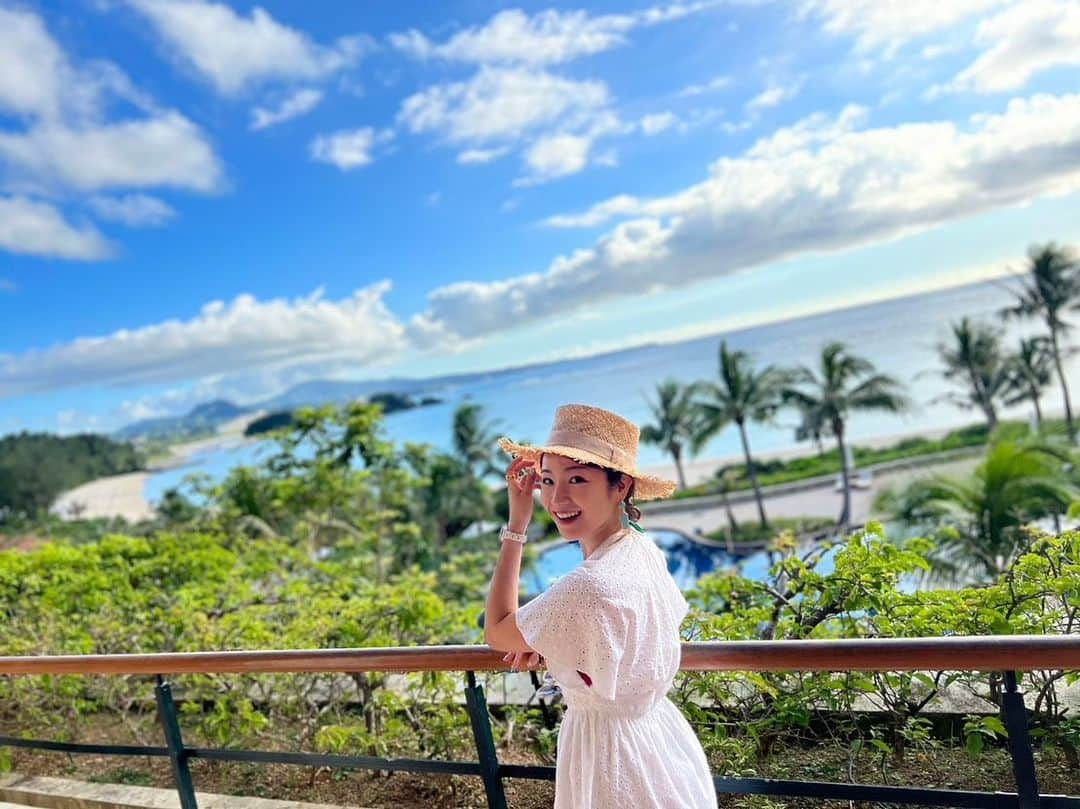 長野美郷のインスタグラム：「梅雨が明けて いよいよ夏！ ということで、夏っぽい写真🏝  沖縄で、最近 #古宇利島 が気に入ってます あまり人が多くなくて、海の眺めもよくて🥹  2枚目　そんな古宇利島の#ハートロック 🫶神秘的✨  あと テッパンだけど毎回会いに行ってしまう#ジンベエザメ と、 とても可愛かった葉っぱを食べる#マナティ 🥹 #ずーっと食べてる  夏って浮かれ気分なものかと思ってたけど なんだろう、 今年は身の危険を感じる…🥵  #沖縄 #美ら海水族館  #旅好き #みさ旅  #okinawa #churaumiaquarium」