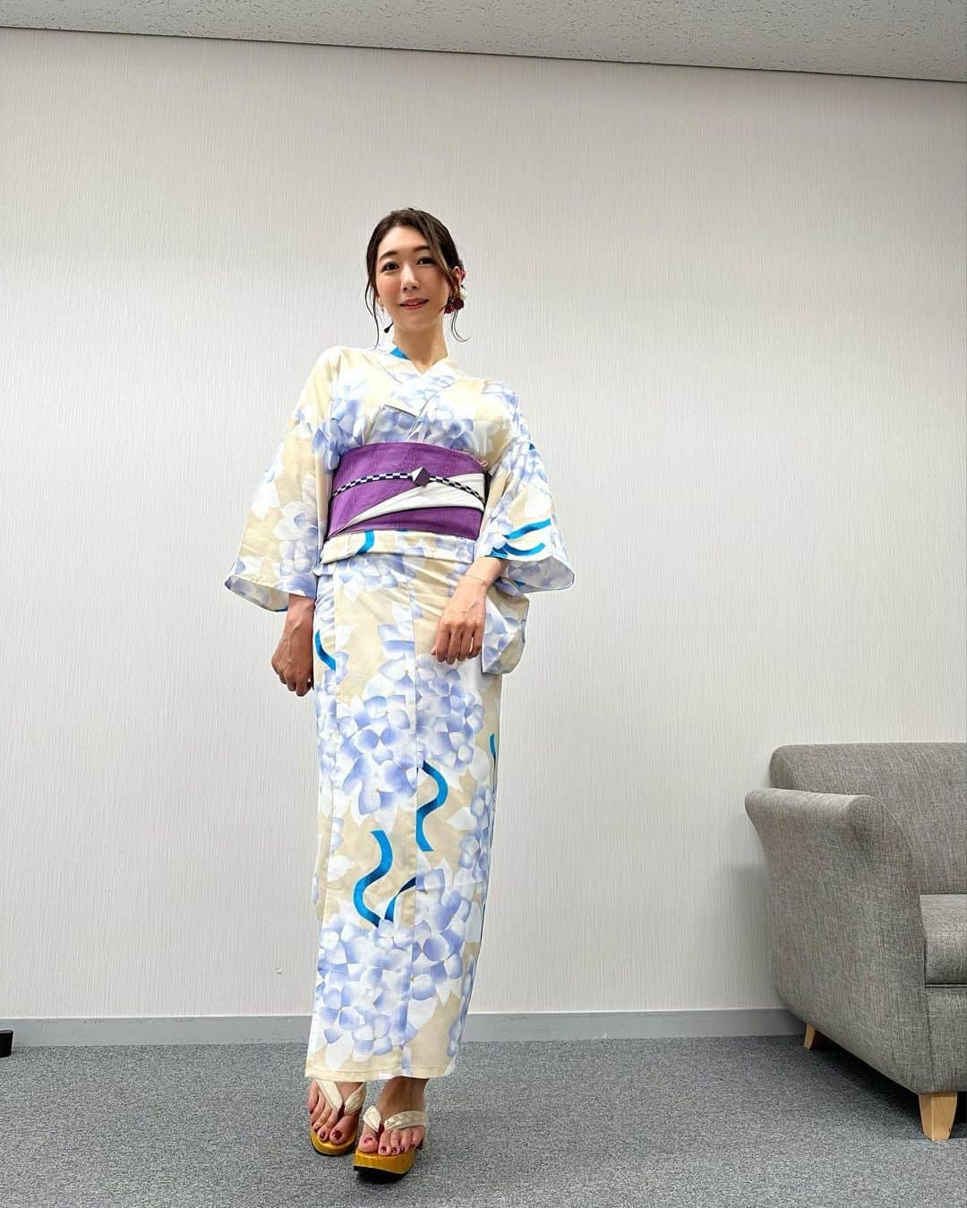 穂川果音さんのインスタグラム写真 - (穂川果音Instagram)「火曜アベプラ衣装👗  昨日は久しぶりの浴衣👘を着られて嬉しい☺️  柄は紫陽花モチーフで涼しげなイメージにしてもらいました🪷  浴衣→ @mimatsu.shara.kimono  #浴衣　#yukata #紫陽花　#アベプラ  #お天気キャスター　#気象予報士　#ほかのん　#穂川果音」7月26日 13時08分 - hokawakanonn