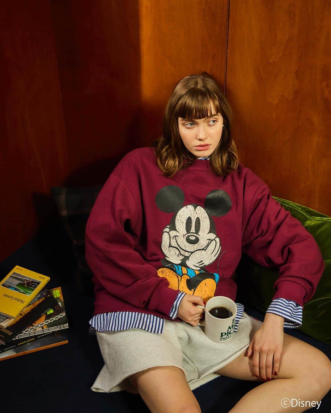 アランチェートさんのインスタグラム写真 - (アランチェートInstagram)「. ウォルトディズニーカンパニー100周年を迎えるにあたり、絶対作りたかったMICKEYのスウェットとTシャツ。 可愛いミッキーのプリントの大きさも目を引く２つのアイテムが入荷します！ . 【MICKEY TEE】 ポーズは一番スタンダードなSTANDING MICKEYをチョイス。加工感もさることながら、ボディーにはややとろみのある綿ポリエステルの糸を使用し、丸胴で編み立てています。やっぱり古着といえば丸胴で作られているのは欠かせないポイント。そんなマニアックな作り込みをしているのも、シンゾーンがつくるMICKEY TEEならではです。 . 【MICKEY SWEAT】 なんといってもポーズがとっても可愛い。プリントの大きさも目を引くけれど、SITTING MICKEYはパンツのカラーをブルー（通称：青パン）にしているのが最大のポイント。これは90年代に作られていたデザインで、現行ではほとんど見かけない珍しいカラーです。 薄手の裏毛を使用したボディーは、夏にはTシャツの肩に掛けたり、冬時期にはバルマカーンコートなどガシッとしたアウターから覗かせたりと着回し力も◎ . . . ●画像をタップすると商品ページをご覧いただけます。 ●top画面からHPを是非ご覧ください♪  #aranciato #piudiaranciato #aranciato_code #アランチェート #Shinzone #シンゾーン #ミッキー #MICKEY #ミッキーTシャツ #ディズニー #Disney #スウェット #Tシャツ #大人カジュアル #2023ss #今日の服 #今日のコーデ #ootd #2023aw #2023秋冬」7月26日 13時08分 - aranciatobuyer