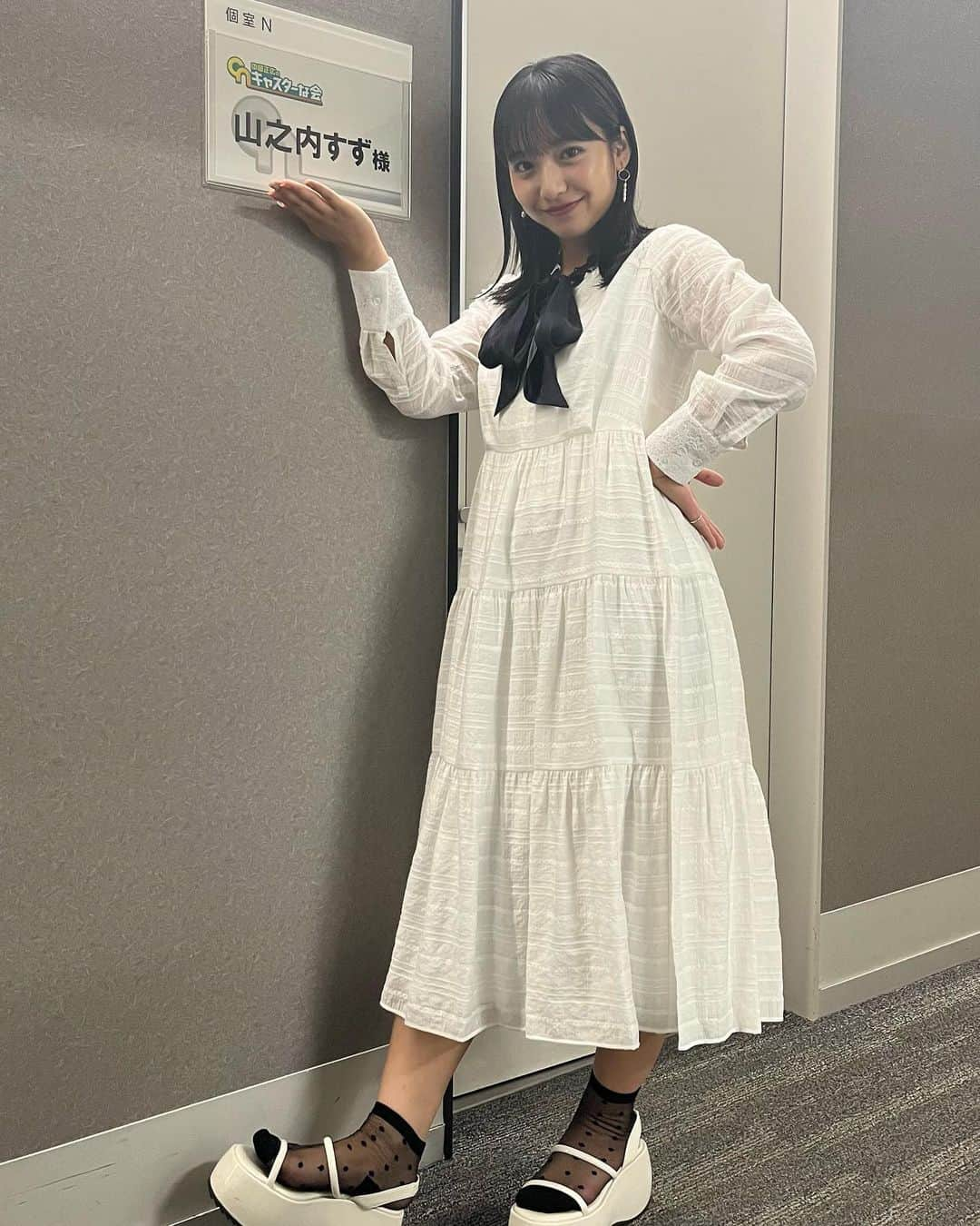 山之内すずのインスタグラム：「最近の衣装👗💫②  【テレビ朝日 キャスターな会(7/1放送)】 ・ワンピース @adelly.tokyo   6周年おめでとうございます！！  #adelly6周年 #adelly」