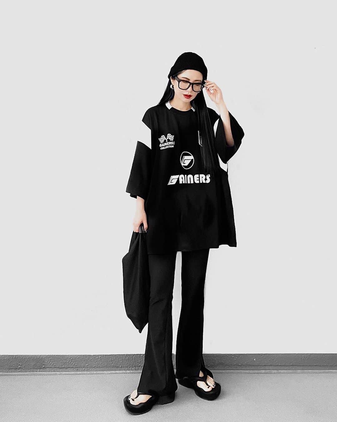 lve_xxxxのインスタグラム：「. . 🖤🤍💙💚  ｵｰﾊﾞｰｻｲｽﾞﾕﾆTは4色ﾘｱﾙﾊﾞｲした✌️ 8月発売 Ai  select ( @lveu.official )  ﾀﾞﾎﾞゆる感が着やすくて 肌触りも良いから着心地も🙆💯  ｶﾗﾊﾞﾘは2枚目にてご確認ください！ 是非ご検討くださいませ🙏♡  そして、ｵｰﾊﾞｰｻｲｽﾞのTOPS合わせには ｽﾘｯﾄﾊﾟﾝﾂしか履いてない疑惑🫢笑  まじてゴリ押しなんよ。 冬場も行けちゃうし長いこと履いてても 膝出ないし、洗濯機ｶﾞﾝｶﾞﾝ回しても 型崩れしなくて優れもの過ぎて👏  とりあえず、持ってて損ないから 買ってください！←  厚底ﾋﾞｰﾁｻﾝﾀﾞﾙもほぼ毎日履いてる😂 ｽﾄｯｸで買うか悩んでるんだけど 買ったほーがいいﾚﾍﾞﾙに履き潰してるwww  実は腰やからしてもーて😓 コルセット生活でさ… 腹に汗疹できてるのはここだけの話🤫爆  .」