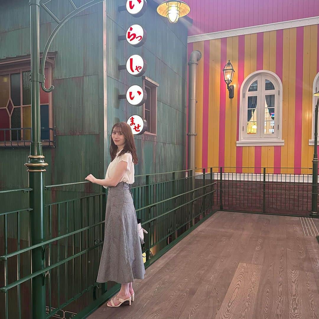 大脇有紗のインスタグラム：「#ジブリパーク に行ってきました〜！  めちゃめちゃ暑い日だったけど、#ジブリの大倉庫 の中は涼しくて過ごしやすかったです👍 ただ、写真たくさん撮れるエリアは並びますね、、、  ハウルの動く城くらいしかしっかり見ていない無知が行ってしまってすみません😓 それでも楽しめたから見たことない方でも、おすすめ✌️  #愛知  #愛知観光  #ジブリ  #映えスポット」