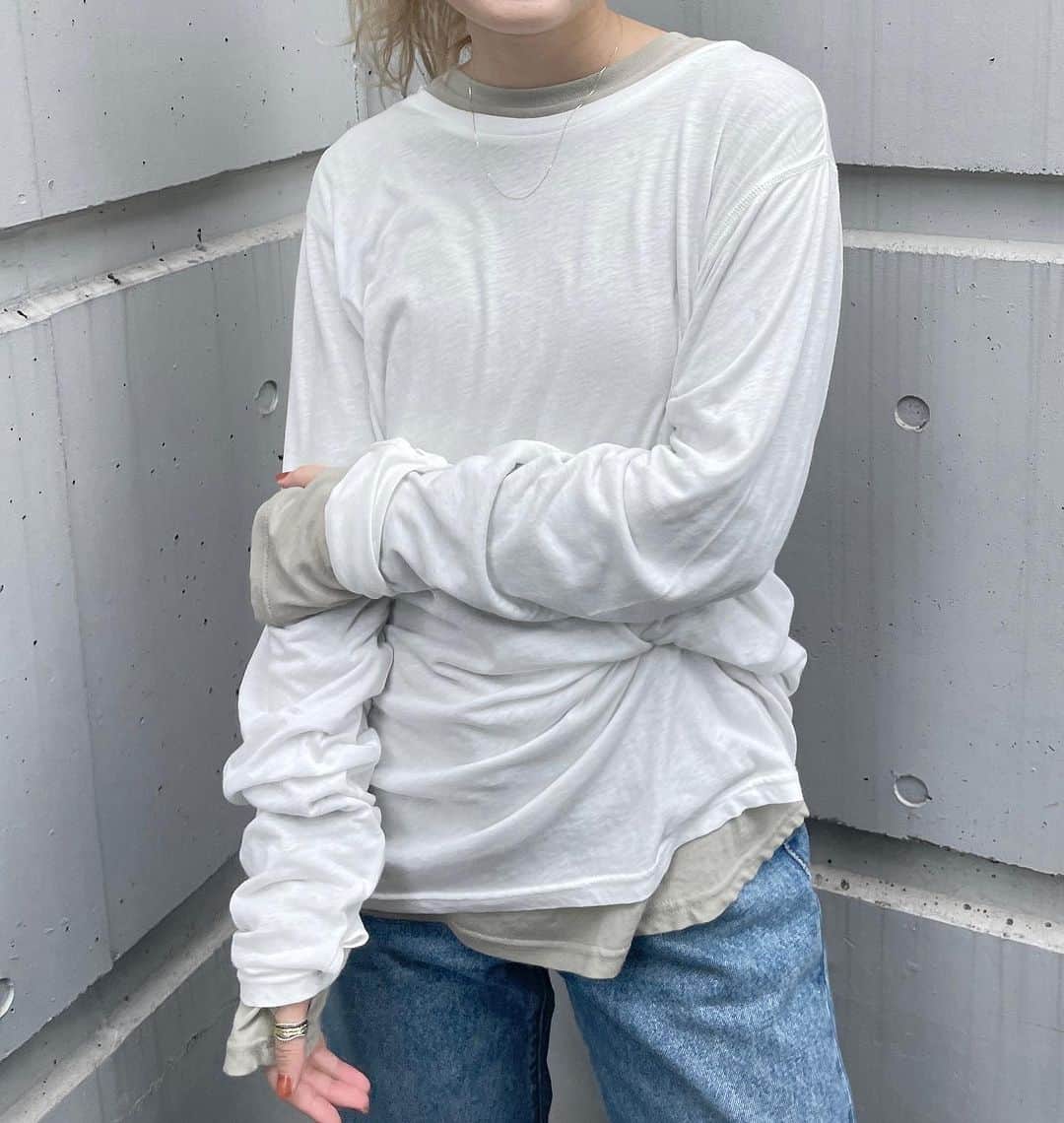 Ungrid staff snapのインスタグラム：「特設サイト人気SET💫  予約で大人気のロンTeeが2枚でお得なSET価格で登場😳  #シアールーズロングスリーブtee  × #シアールーズロングスリーブtee ⬇︎ ¥10,000🔥  スタッフも複数枚リアル買いの人気のカットソー。 今季は2枚レイヤードしたスタイリングがオススメ◎ もちろん1枚でもスウェットやニットとのレイヤードでも活躍します💪  特設サイト @ungrid_official TOPのURLから詳細はチェックいただけます🔗  #Ungrid #ungrid_official #ungridコーデ #アングリッド #カジュアルコーデ #カジュアル #シンプル #シンプルコーデ  #メンズライク #used感 #古着風 #夏コーデ #夏スタイル #レイヤード」