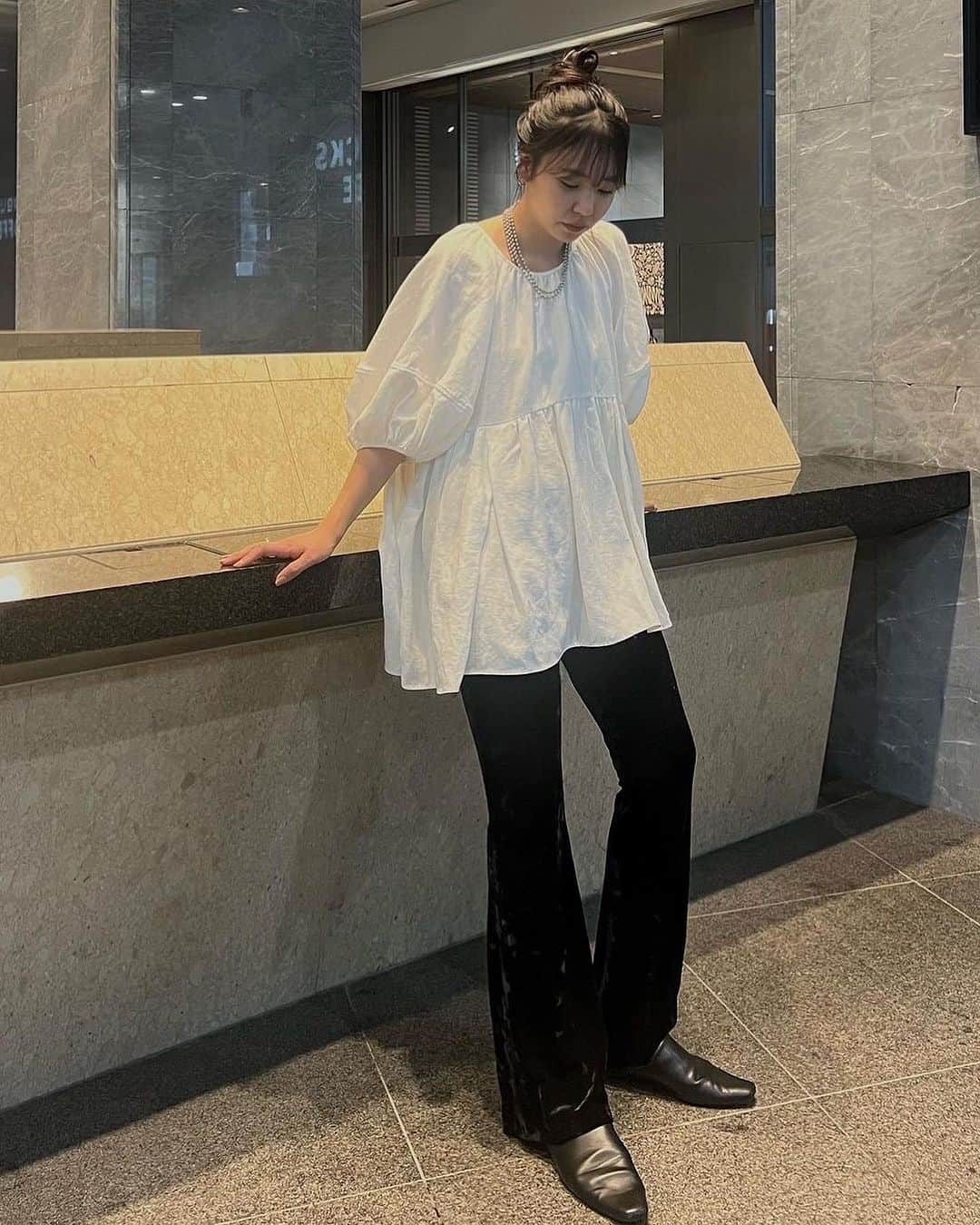 のインスタグラム：「@etretokyo  【7/27 New Arrival】 ㅤㅤㅤ ㅤㅤ #ETREカットフレアパンツ GREY / BLACK / NAVY S.M size ¥13,200(tax in) ㅤ  新宿スタッフ @etretokyo_maki 161cm BLACK着用 @etretokyo_tobi 157cm GREY着用  ㅤ本社スタッフ @_emiko123__  153cm NAVY着用  ㅤㅤㅤ着用サイズ：サンプルの為M着用  - - - - - - - - - - - - - - - - - - - - - - - - - - - -  商品詳細はTOPページURLよりチェック🔍 ›› @etretokyo_store  ㅤㅤㅤ スタッフコーディネートも毎日更新中【 #etretokyo_staff_ootd 】をフォロー🐿️  TOPページの"フォロー中"から 気になるスタッフのアカウントをフォロー🤝  ㅤㅤㅤ ㅤㅤ  - - - - - - - - - - - - - - - - - - - - - - - - - - - - ⁡  【INFORMATION】 ⁡ㅤㅤㅤ ⁡ ※ 7/27(木)発売のアイテムは 7/28(金)12:00よりお在庫のある場合、ルミネカード会員様限定で店舗通販のご利用が可能です。  ⁡ ※お電話がつながりにくい可能性がございます。 ⁡ ※また混雑時には入場制限及び 試着点数の制限を設けさせて頂きます。 予めご了承ください。 ⁡ ⁡ ご理解、ご協力を賜りますよう 心よりお願い申し上げます。   ㅤㅤㅤ 【LUMINE SHINJUKU STORE】 ETRÉ TOKYO ルミネ新宿2店 TEL：03-5989-0979  ー営業時間ー (平日、土日祝)11:00-21:00 ⁡ #etretokyo#etre#fashion#etretokyoshinjuku #etre#2023etre#etretokyo_staff_ootd#2023aw #ルミネ新宿2 #新作紹介 #秋ファッション #秋スタイル #スタッフスナップ #シンプルコーディネート #シンプルファッション #白黒コーデ #オトナカジュアルコーデ #フレアパンツ #秋色コーデ #シャツコーディネート #白ブラウス」