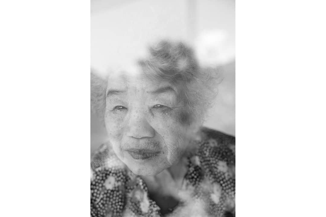 井田幸昌さんのインスタグラム写真 - (井田幸昌Instagram)「ばあちゃんの写真緒方さんが撮ってくれました。 綺麗だねって言われて、ばあちゃん嬉しそうだった。 緒方さん、本当にありがとう。 とてもとても嬉しかった。 何十年ぶりかにばあちゃんと手つないだけれど、なんだか小さく感じたなぁ。 ばあちゃんは若い頃の事故で右手の薬指の第一関節から先をなくしました。 手を撮られるの恥ずかしがってたけど、俺や兄貴や弟にとってはこの手が大好きなばあちゃんの手だし、歴史を背負った美しい手。 子供の頃不思議に思っていたことや、大切にしていたこと、なんだか思い出せたような気がしました。 俺おばあちゃん子だったからさ。  もう一度。 素敵な写真を撮ってくれて心からありがとう緒方さん。  Grandma's picture Ogata-san took. He told my grandma how beautiful you are, and grandma looked happy. Thank you so sooo much, Ogata-san. I was very, very happy. I held hands with my grandma for the first time in decades, but I felt she’s hand is small. My grandma lost the first joint of her ring finger on her right hand in an accident when she was young. She was shy about having her hand photographed, but to me, and my brothers, this is my grandma's hand that we love so much, and it is a beautiful hand that bears a lot of history. I felt like I could remember what I had wondered about as a child, what I had cherished. Once again. Thank you Ogata-san for the wonderful pictures.  @ogata_photo」7月26日 18時47分 - yukimasaida