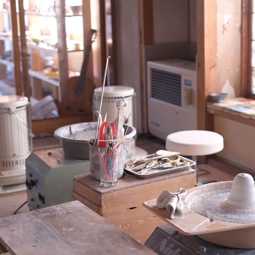 poroco（ポロコ）さんのインスタグラム写真 - (poroco（ポロコ）Instagram)「✨札幌カフェWEB連載✨  札幌のカフェ好きライター @wakacotocoto が 訪れたカフェについて語るこの連載。  第55回目は、「TONOBACCA（by NORTHLY）」さん @northly_otaru   小樽にある、古い建物をセルフリノベーションしたこちらは、 アートスタジオとカフェ、アパレル、アーティストインレジデンスからなる、五感を刺激される複合施設。  陶芸家のHIDEさんの感性が散りばめられた空間で、 その一角にあるカフェ「TONOBACCA」では、見た目も味も工夫されたスイーツやドリンクを味わえます。  WEB記事はハイライトでもリンクしています😊✨  #poroco #ポロコ #小樽カフェ #小樽スイーツ #カフェ好き #カフェ #cafe  #スイーツ #instafood #小樽 #otaru」7月26日 18時48分 - poroco_magazine