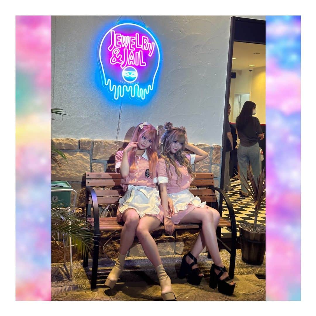 りせりさんのインスタグラム写真 - (りせりInstagram)「💖 @jewelry_jail 🍨 ⁡ ⁡ ⁡ 昨日はアイス屋さんの一日店長でした〜🌈ᵕ̈* あいしゅちゃんと2人で可愛い制服着て可愛いお店で超楽しかった😳💫 ⁡ まさかのアイス完売しちゃってびっくり🫶🏻 急やったのに来てくれた方たち本当にありがとうございました！！！ ⁡ お客さんもお店の皆も優しい人たちで暖かかった👼🤍 ⁡ アイス以外に、ポテト・シェイクも美味しいから是非遊びに行ってみてね〜🥺🫶🏻🫧 ⁡ ⁡ #アイス #一日店長 #イベント @rsr_0717  #アイス #一日店長 #イベント #可愛い #お洒落 #海外 #キャラクター #和泉市 #お店 #インスタ映え #おすすめ #ファッション #流行り #icecream #event #cute #america #character #camera #snap #fashion #instagram #instagood」7月26日 18時49分 - rsr_0717