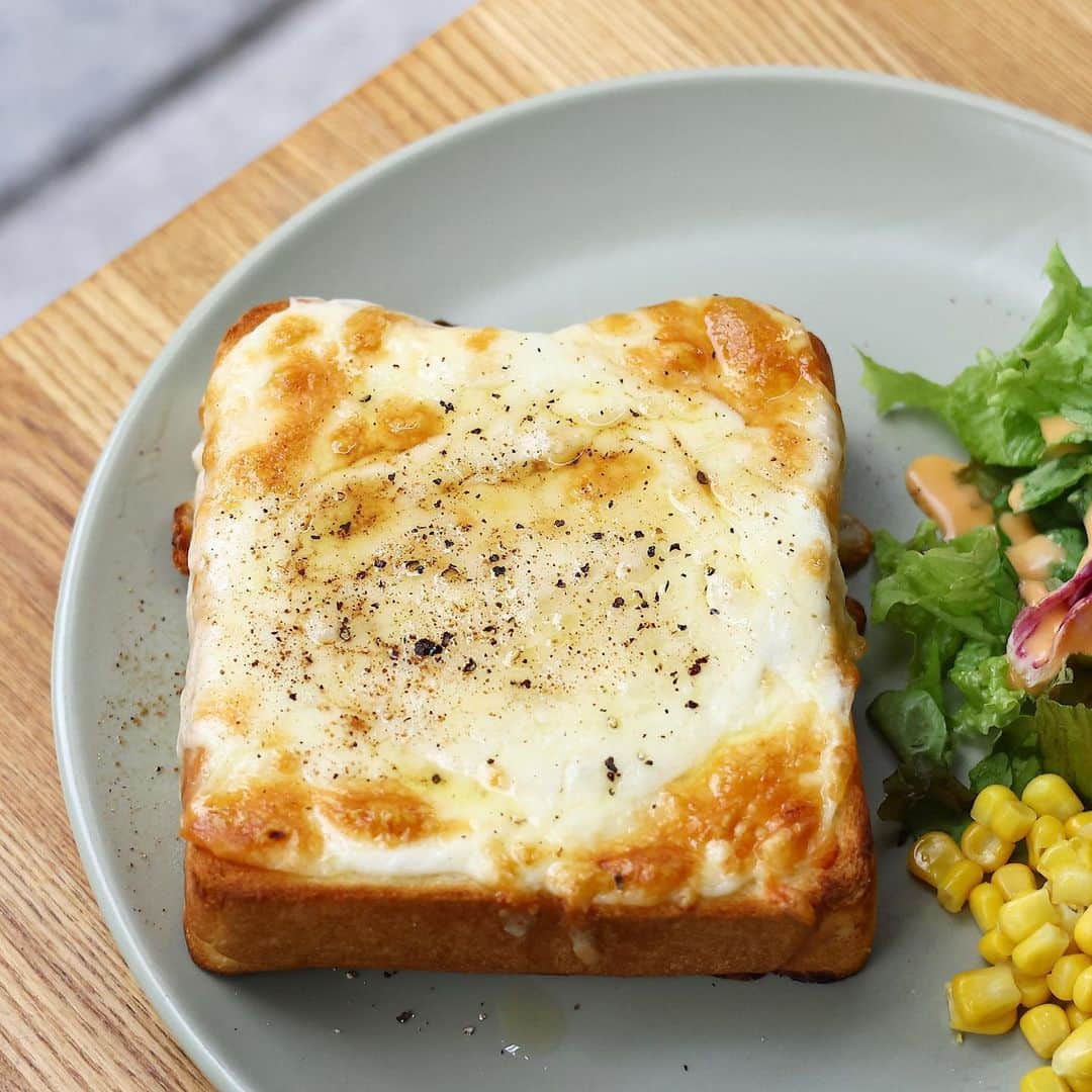 きょん。さんのインスタグラム写真 - (きょん。Instagram)「.  .  Toaster! 大阪本町店 @toaster_osaka  横浜の人気店「Toaster! 」が 大阪・本町に2号店をオープン◎  トーストには、 大阪発祥の食パン専門店「髙匠」の 湯種食パンが使用されていて、 クロックムッシュや 4種のジャム添えバタートースト なんてのもあり。  朝8時〜11時までのモーニングタイムは、 ドリンクバー付でございますーっ🙏  店名:Toaster! 大阪本町店 住所:大阪市中央区安土町2-5-5本町明大ビル1F  #osakatrip #osakafood #japanesefood #osakabreakfast #kitahama #japantrip」7月26日 18時49分 - kyon_tokiiro