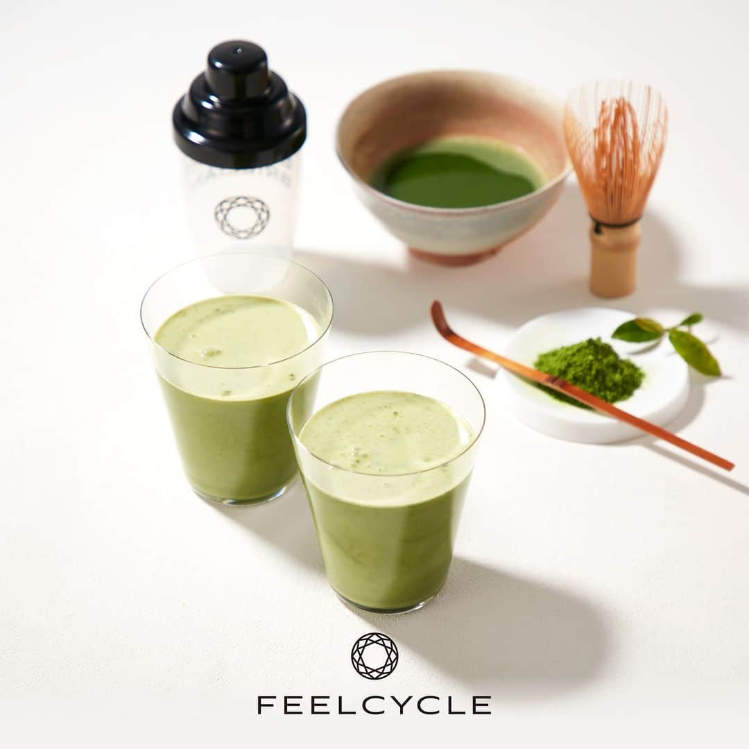 FEELCYCLE (フィールサイクル) のインスタグラム：「◆Special Information ◆  オンラインストア限定商品「抹茶プロテイン」が店頭でも発売開始！  「人工着色料・人工甘味料・香料・乳化剤・保存料・防腐剤」不使用、自然素材にこだわったFEELCYCLEのNATURAL PROTEIN（抹茶味）  日本有数の茶の生産地である静岡と鹿児島で生産された本物の抹茶を使用。  香料未使用にも関わらず味も追及した抹茶プロテインをお試しください。  <商品概要> NATURAL PROTEIN（抹茶味）  375g 4,200円(税込:4536円) 750g 7,200円(税込:7776円)  #45分で約800kcal消費 #滝汗 #ダイエット #デトックス #美肌 #美脚 #腹筋 #脚痩せ #ストレス解消 #リラックス #集中 #マインドフルネス #feelcycle #フィールサイクル #feel #cycle #morebrilliant #itsstyle #notfitness #暗闇フィットネス #バイクエクササイズ #フィットネス #ジム #音楽とひとつになる #protein #プロテイン #抹茶 #matcha #抹茶プロテイン」