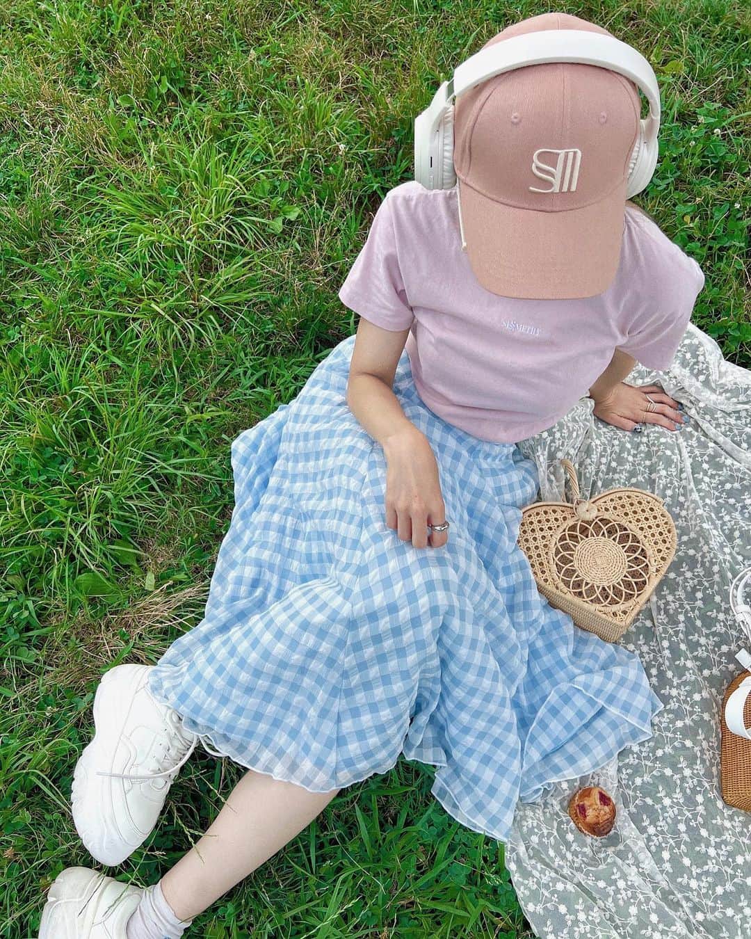 中島奈津希さんのインスタグラム写真 - (中島奈津希Instagram)「🧺🩵🪽 ⁡ ⁡ ⁡ 今日も溶けそう🫠🩵 でも着たいものは着たいよね🦸🏻‍♀️ ⁡ ⁡ ⁡ ⁡ 着るとdmや質問をいただいていた @sismetry_official  ヒロアンフレアスカートの 水色ギンガムチェックが再販するよ🥹🩵 ⁡ 明日7/27 21:00〜発売📢 ⁡ ⁡ お姉がweb store準備急いでくれて 1日でも早くみんなに届けられるようにしてくれたの😭🙏🩵ｱﾘｶﾞﾄｳ 前ゲット出来てない方がいたら 教えてあげてね📢💌 ⁡ ⁡ ⁡ ⁡ ⁡ ⁡ あと被ってるキャップも発売するの🎀 被ってるピンクキャップは ポイントになるしピンクと水色で 全力ガーリーにしてもいい🧢 (しすてぃーぬさんはこの組み合わせ好きそう🪽) 今回も絶妙なピンクカラーなので 普段ピンク着ない人も使いやすいからご安心を！！笑 ⁡ navyとcreamもとっても使いやすいカラーだからぜひ発売まで悩んでね！！ というか値段見た？！笑 選べないって子も色ち買いしやすい価格帯にしたよ🙆 ⁡ ⁡ ⁡ ⁡ §mキャップ被ってる子にも いつか出逢えるかな🫣🧢どきどき ⁡ ☁️☁️☁️☁️☁️☁️☁️☁️☁️☁️☁️☁️☁️ #code#coordinate#fashion#sismetry#シスメトリー#コーデ#コーディネート#夏コーデ#おなつコーデ」7月26日 18時51分 - nakajima_natsuki