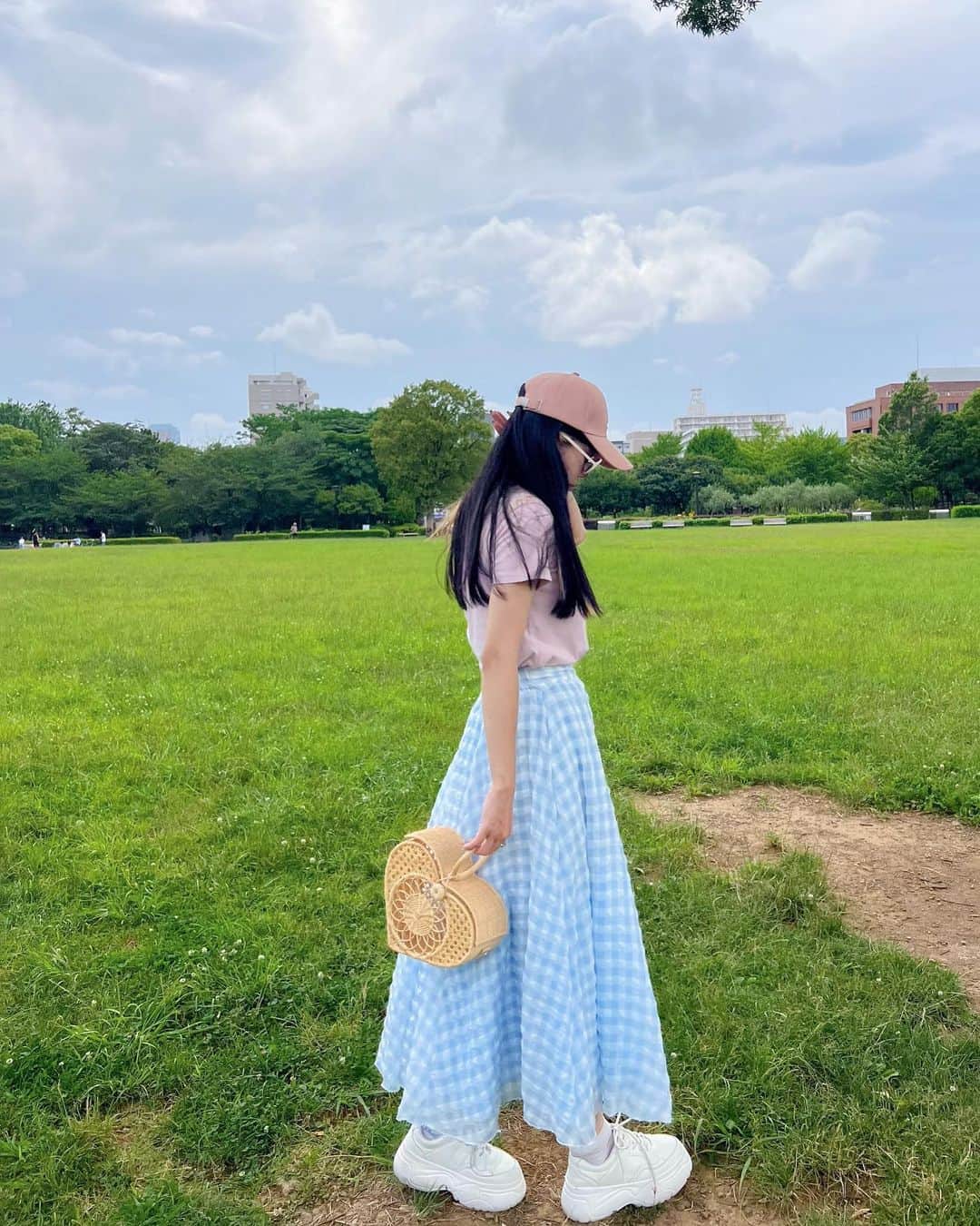 中島奈津希さんのインスタグラム写真 - (中島奈津希Instagram)「🧺🩵🪽 ⁡ ⁡ ⁡ 今日も溶けそう🫠🩵 でも着たいものは着たいよね🦸🏻‍♀️ ⁡ ⁡ ⁡ ⁡ 着るとdmや質問をいただいていた @sismetry_official  ヒロアンフレアスカートの 水色ギンガムチェックが再販するよ🥹🩵 ⁡ 明日7/27 21:00〜発売📢 ⁡ ⁡ お姉がweb store準備急いでくれて 1日でも早くみんなに届けられるようにしてくれたの😭🙏🩵ｱﾘｶﾞﾄｳ 前ゲット出来てない方がいたら 教えてあげてね📢💌 ⁡ ⁡ ⁡ ⁡ ⁡ ⁡ あと被ってるキャップも発売するの🎀 被ってるピンクキャップは ポイントになるしピンクと水色で 全力ガーリーにしてもいい🧢 (しすてぃーぬさんはこの組み合わせ好きそう🪽) 今回も絶妙なピンクカラーなので 普段ピンク着ない人も使いやすいからご安心を！！笑 ⁡ navyとcreamもとっても使いやすいカラーだからぜひ発売まで悩んでね！！ というか値段見た？！笑 選べないって子も色ち買いしやすい価格帯にしたよ🙆 ⁡ ⁡ ⁡ ⁡ §mキャップ被ってる子にも いつか出逢えるかな🫣🧢どきどき ⁡ ☁️☁️☁️☁️☁️☁️☁️☁️☁️☁️☁️☁️☁️ #code#coordinate#fashion#sismetry#シスメトリー#コーデ#コーディネート#夏コーデ#おなつコーデ」7月26日 18時51分 - nakajima_natsuki