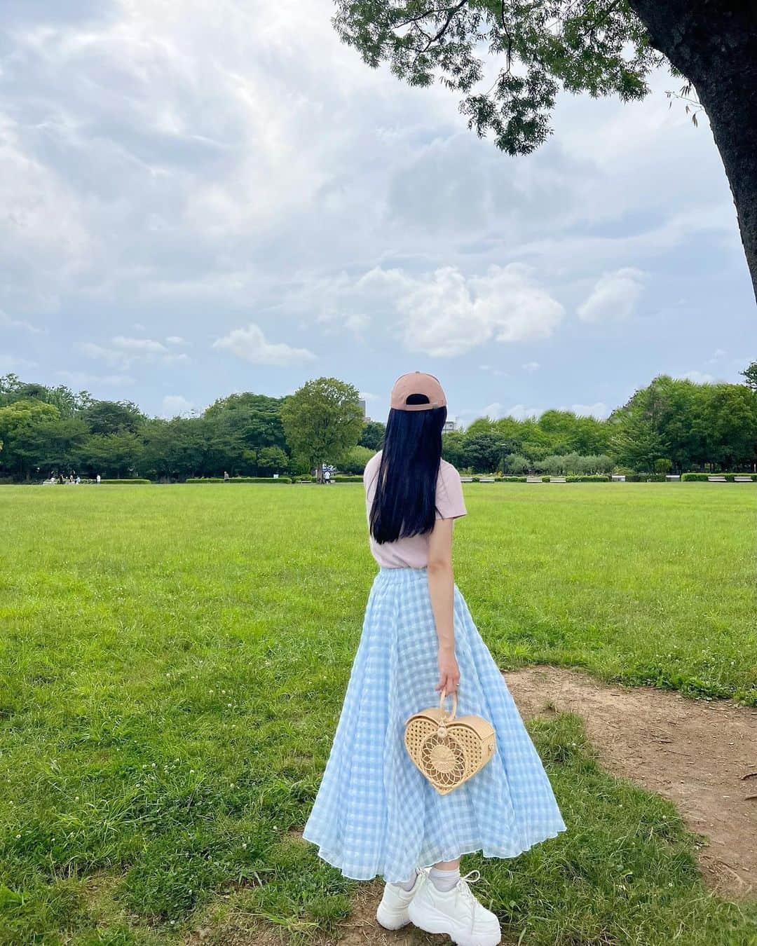 中島奈津希さんのインスタグラム写真 - (中島奈津希Instagram)「🧺🩵🪽 ⁡ ⁡ ⁡ 今日も溶けそう🫠🩵 でも着たいものは着たいよね🦸🏻‍♀️ ⁡ ⁡ ⁡ ⁡ 着るとdmや質問をいただいていた @sismetry_official  ヒロアンフレアスカートの 水色ギンガムチェックが再販するよ🥹🩵 ⁡ 明日7/27 21:00〜発売📢 ⁡ ⁡ お姉がweb store準備急いでくれて 1日でも早くみんなに届けられるようにしてくれたの😭🙏🩵ｱﾘｶﾞﾄｳ 前ゲット出来てない方がいたら 教えてあげてね📢💌 ⁡ ⁡ ⁡ ⁡ ⁡ ⁡ あと被ってるキャップも発売するの🎀 被ってるピンクキャップは ポイントになるしピンクと水色で 全力ガーリーにしてもいい🧢 (しすてぃーぬさんはこの組み合わせ好きそう🪽) 今回も絶妙なピンクカラーなので 普段ピンク着ない人も使いやすいからご安心を！！笑 ⁡ navyとcreamもとっても使いやすいカラーだからぜひ発売まで悩んでね！！ というか値段見た？！笑 選べないって子も色ち買いしやすい価格帯にしたよ🙆 ⁡ ⁡ ⁡ ⁡ §mキャップ被ってる子にも いつか出逢えるかな🫣🧢どきどき ⁡ ☁️☁️☁️☁️☁️☁️☁️☁️☁️☁️☁️☁️☁️ #code#coordinate#fashion#sismetry#シスメトリー#コーデ#コーディネート#夏コーデ#おなつコーデ」7月26日 18時51分 - nakajima_natsuki