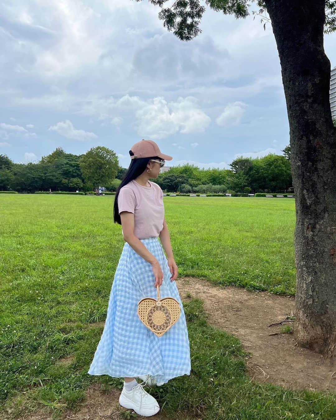 中島奈津希さんのインスタグラム写真 - (中島奈津希Instagram)「🧺🩵🪽 ⁡ ⁡ ⁡ 今日も溶けそう🫠🩵 でも着たいものは着たいよね🦸🏻‍♀️ ⁡ ⁡ ⁡ ⁡ 着るとdmや質問をいただいていた @sismetry_official  ヒロアンフレアスカートの 水色ギンガムチェックが再販するよ🥹🩵 ⁡ 明日7/27 21:00〜発売📢 ⁡ ⁡ お姉がweb store準備急いでくれて 1日でも早くみんなに届けられるようにしてくれたの😭🙏🩵ｱﾘｶﾞﾄｳ 前ゲット出来てない方がいたら 教えてあげてね📢💌 ⁡ ⁡ ⁡ ⁡ ⁡ ⁡ あと被ってるキャップも発売するの🎀 被ってるピンクキャップは ポイントになるしピンクと水色で 全力ガーリーにしてもいい🧢 (しすてぃーぬさんはこの組み合わせ好きそう🪽) 今回も絶妙なピンクカラーなので 普段ピンク着ない人も使いやすいからご安心を！！笑 ⁡ navyとcreamもとっても使いやすいカラーだからぜひ発売まで悩んでね！！ というか値段見た？！笑 選べないって子も色ち買いしやすい価格帯にしたよ🙆 ⁡ ⁡ ⁡ ⁡ §mキャップ被ってる子にも いつか出逢えるかな🫣🧢どきどき ⁡ ☁️☁️☁️☁️☁️☁️☁️☁️☁️☁️☁️☁️☁️ #code#coordinate#fashion#sismetry#シスメトリー#コーデ#コーディネート#夏コーデ#おなつコーデ」7月26日 18時51分 - nakajima_natsuki