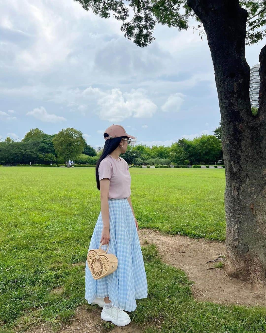 中島奈津希さんのインスタグラム写真 - (中島奈津希Instagram)「🧺🩵🪽 ⁡ ⁡ ⁡ 今日も溶けそう🫠🩵 でも着たいものは着たいよね🦸🏻‍♀️ ⁡ ⁡ ⁡ ⁡ 着るとdmや質問をいただいていた @sismetry_official  ヒロアンフレアスカートの 水色ギンガムチェックが再販するよ🥹🩵 ⁡ 明日7/27 21:00〜発売📢 ⁡ ⁡ お姉がweb store準備急いでくれて 1日でも早くみんなに届けられるようにしてくれたの😭🙏🩵ｱﾘｶﾞﾄｳ 前ゲット出来てない方がいたら 教えてあげてね📢💌 ⁡ ⁡ ⁡ ⁡ ⁡ ⁡ あと被ってるキャップも発売するの🎀 被ってるピンクキャップは ポイントになるしピンクと水色で 全力ガーリーにしてもいい🧢 (しすてぃーぬさんはこの組み合わせ好きそう🪽) 今回も絶妙なピンクカラーなので 普段ピンク着ない人も使いやすいからご安心を！！笑 ⁡ navyとcreamもとっても使いやすいカラーだからぜひ発売まで悩んでね！！ というか値段見た？！笑 選べないって子も色ち買いしやすい価格帯にしたよ🙆 ⁡ ⁡ ⁡ ⁡ §mキャップ被ってる子にも いつか出逢えるかな🫣🧢どきどき ⁡ ☁️☁️☁️☁️☁️☁️☁️☁️☁️☁️☁️☁️☁️ #code#coordinate#fashion#sismetry#シスメトリー#コーデ#コーディネート#夏コーデ#おなつコーデ」7月26日 18時51分 - nakajima_natsuki