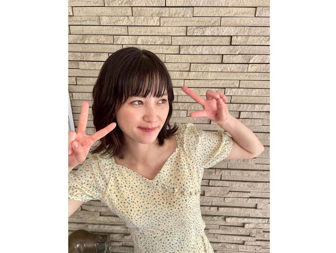 井頭愛海さんのインスタグラム写真 - (井頭愛海Instagram)「. 8/1(火)23:30〜放送の   TOKYO MX 「セツナ」  に 恵茉 役 で出演します☺︎   高校生たちのひと夏の青春ドラマです！！  写真は金子監督とみんなとっ🫶🫶 是非ご覧くださいっ🌻」7月26日 13時25分 - manamiigashira_official