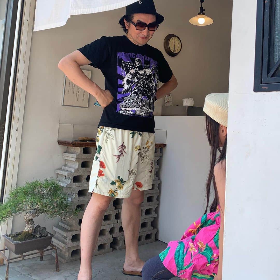 池田鉄洋のインスタグラム：「暑すぎてかき氷屋に緊急避難！  みなさま、くれぐれも異常な暑さにお気をつけてっ！　悪魔の毒々モンスターみたいに溶けますよっ！」