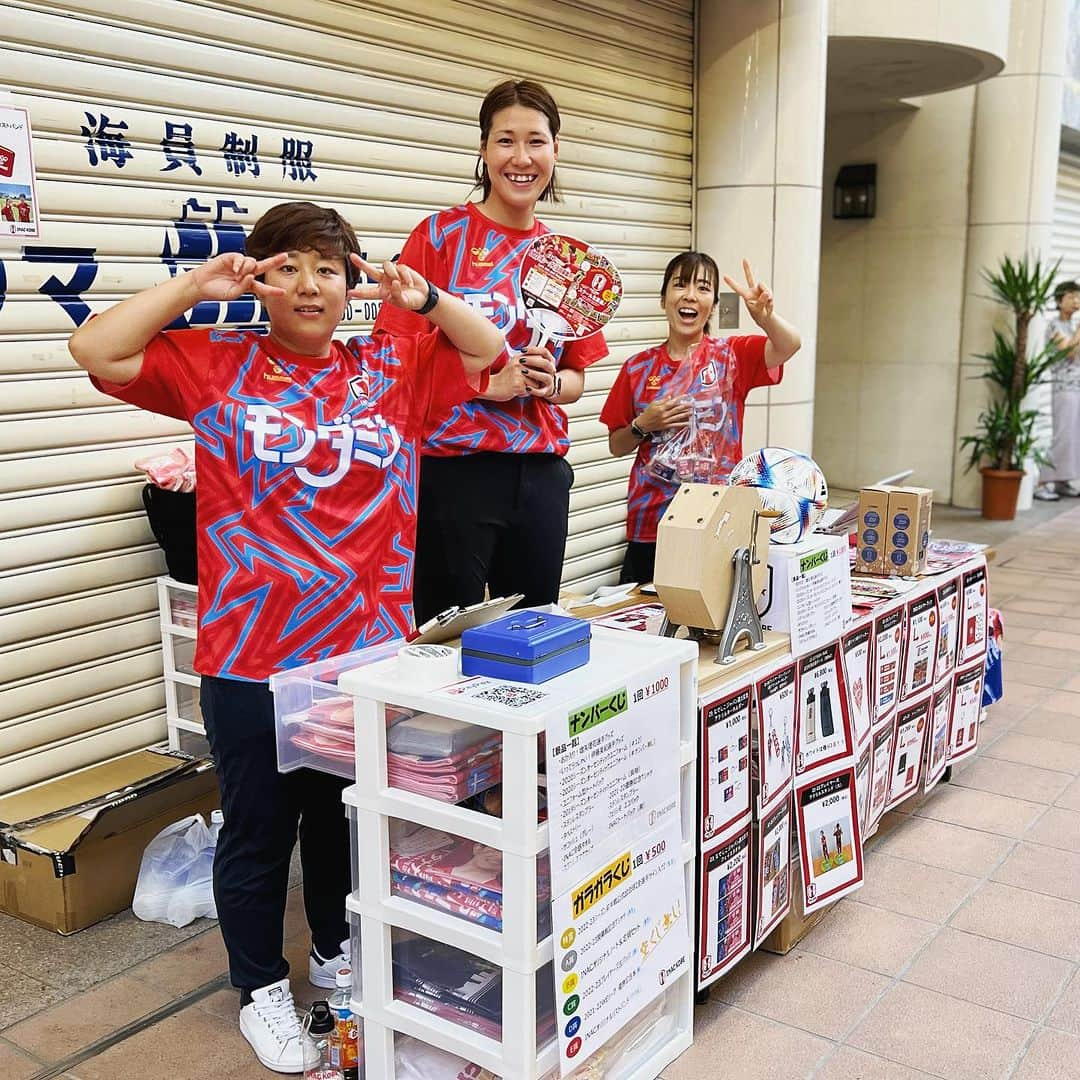 山根恵里奈さんのインスタグラム写真 - (山根恵里奈Instagram)「🏮神戸元町夜市🏮 2023.7.25  モンダミンガールズ活動報告です😆（笑）  昨日、モンダミンガールズ3人 ＋プロデューサー(広報さん)で 神戸元町夜市にお邪魔しまして INACブースを出店して参りました🏮  商店街はたくさんの人で賑わって INACブースにも多くの方にお越しいただきました😊  やまねもこれから神戸の街に たくさんお邪魔させていただきますので みなさんぜひ引き続きよろしくお願いします🙇‍♀️✨  モンダミンTシャツを着た大きな人を 神戸の街で見かけたらそれはきっとわたし〜😚笑  #神戸元町 #神戸元町夜市 #20230725 #inac神戸レオネッサ #inac神戸  #女子サッカー #nadeshiko #weリーグ」7月26日 13時34分 - erina.yamane