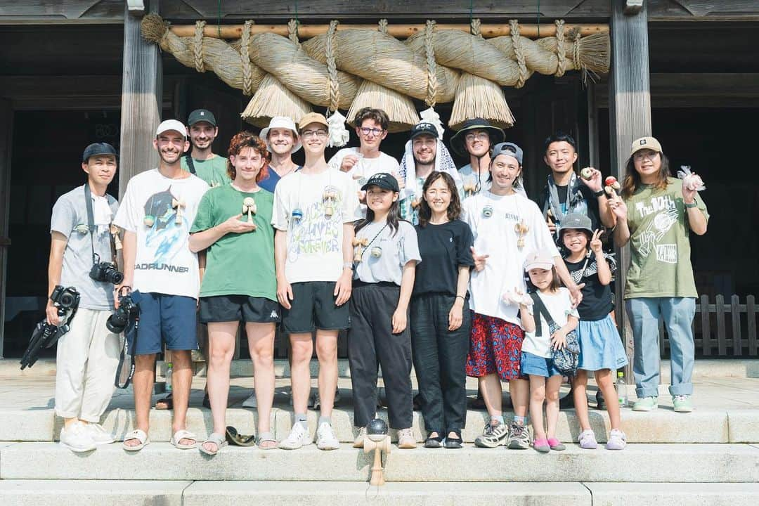 ZOOMADANKEのインスタグラム：「〜AMA OKI ISLAND TOUR2023〜  約9年前、小学3年生の女の子が大阪の公園の青空けん玉に遊びにきた事がこのツアーの始まりでした。  このツアーの主催者はミッスー。 @jamcotti   そのけん玉イベントでミッスーとは出会い、けん玉にハマったミッスーはとんでもない努力をして、カナダのけん玉プロとなり、高校を島に留学。その島が隠岐島。  高三になった彼女は、島の魅力を発信するために、島にプレゼンをしてけん玉で出会った海外プレイヤーや僕を島に招待してくれました。  宿、けん玉イベント、けん玉フィルミング、ご飯、送迎、観光、島の人達との交流、すべてをプランニングして、予算をとり、最高の2泊3日の島ツアーをしてくれました。  最高に楽しかったし、感動の連続でした。  けん玉をやってなんになるのって普通の人は思う。  でもね、けん玉をやってると、想像もつかない事が沢山起こるのよ。想像もしない嬉しいことが。  知ってる人は知っている。 けん玉は人生にとんでもないことを起こしてくれる。  BIG LOVE🫶 @jamcotti @mie.to.misumi   #zoomadanke #kendama #okiislands #隠岐島 #海士町 #amacho #terrakendama #けん玉」